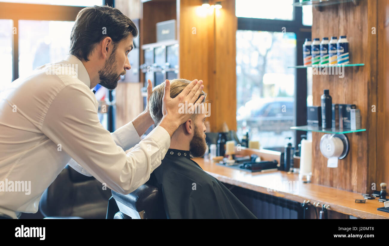 Jeune homme dans ce type de concept de service de soin de cheveux Banque D'Images