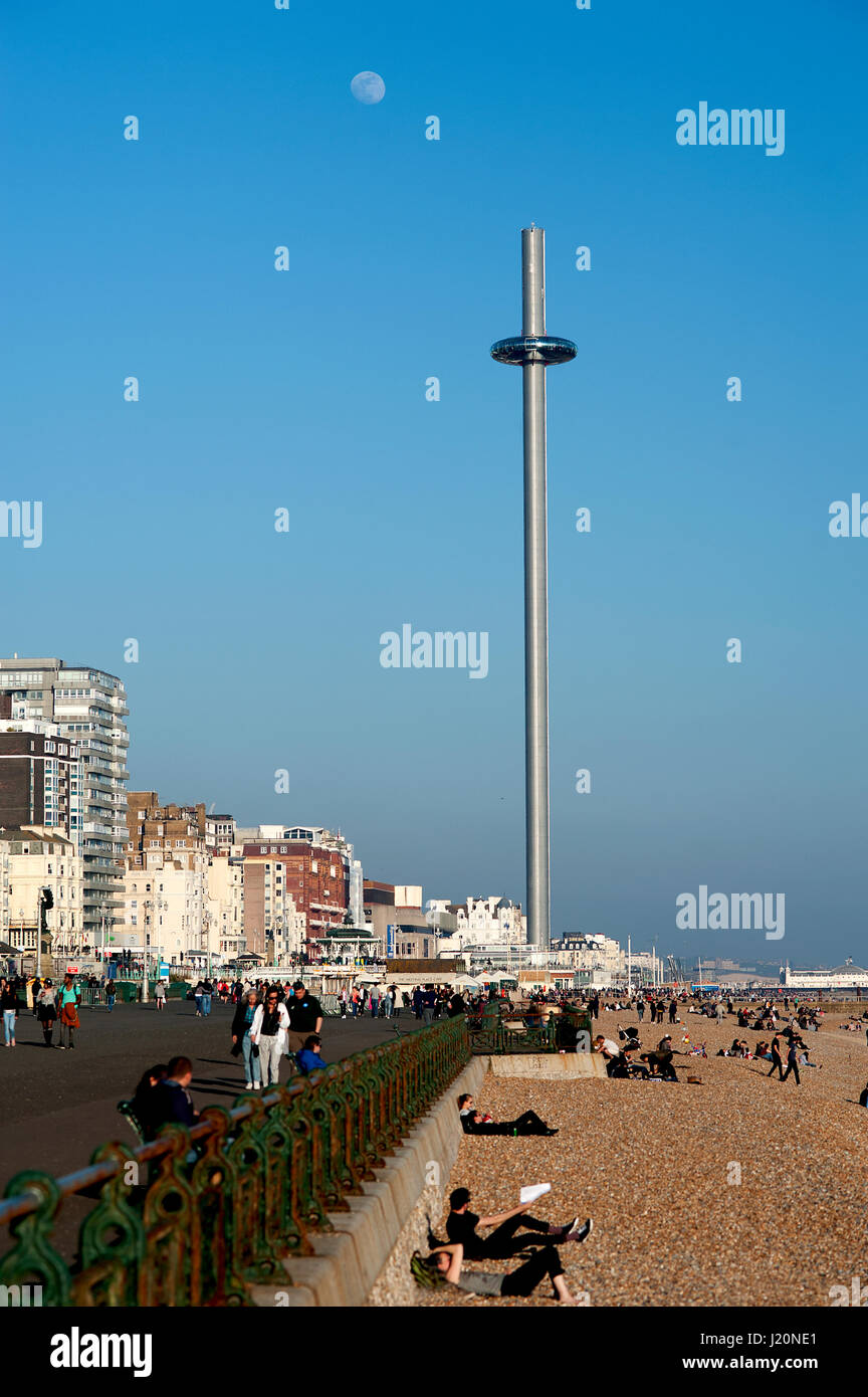 Je l360 est le plus haut du monde déménagement tour d'observation. Sur les passagers sont transportés dans une cosse 162 mètres au-dessus du front de mer de Brighton en Angleterre. Banque D'Images