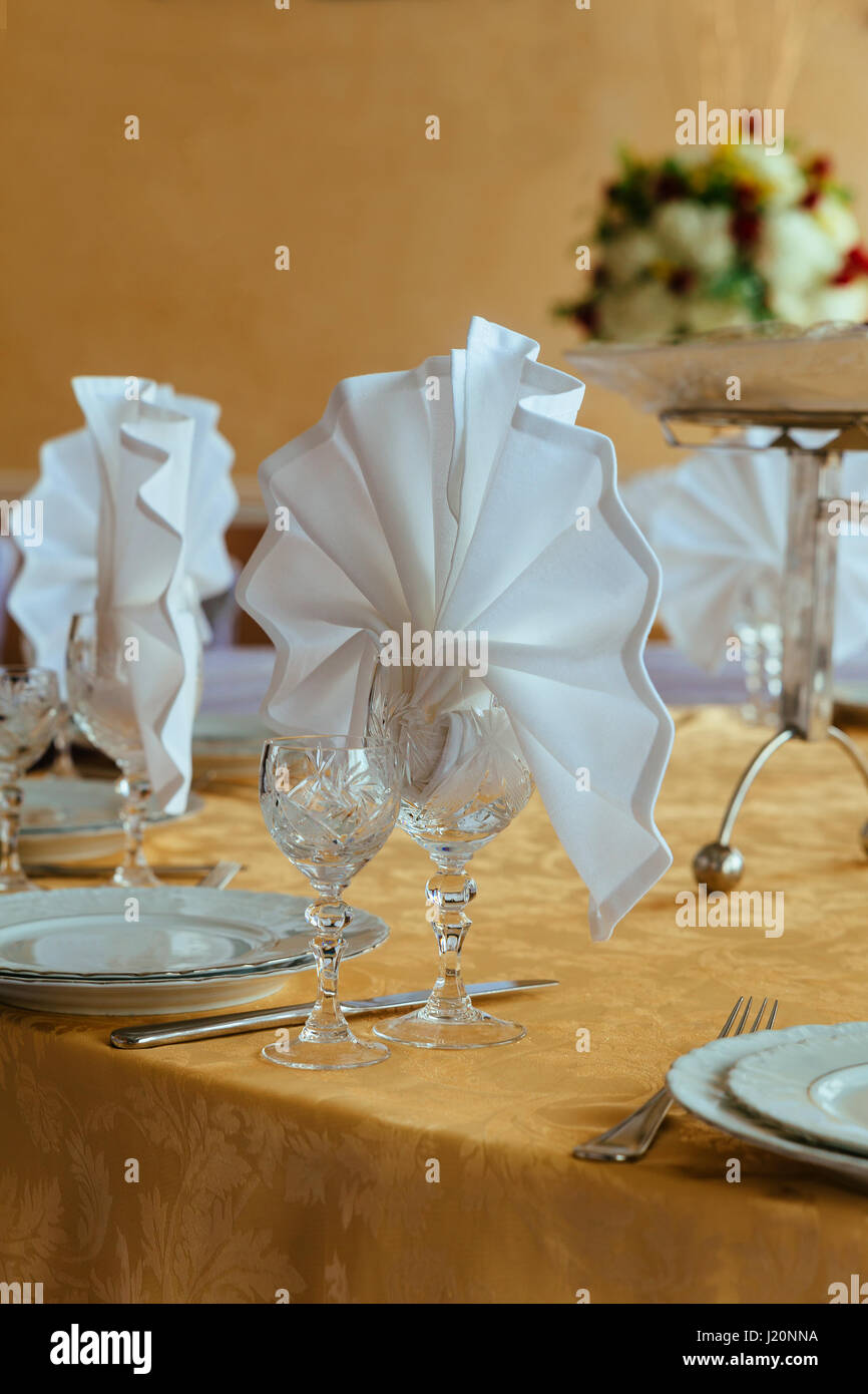 Place au restaurant en table beige Restaurant table table setting Banque D'Images