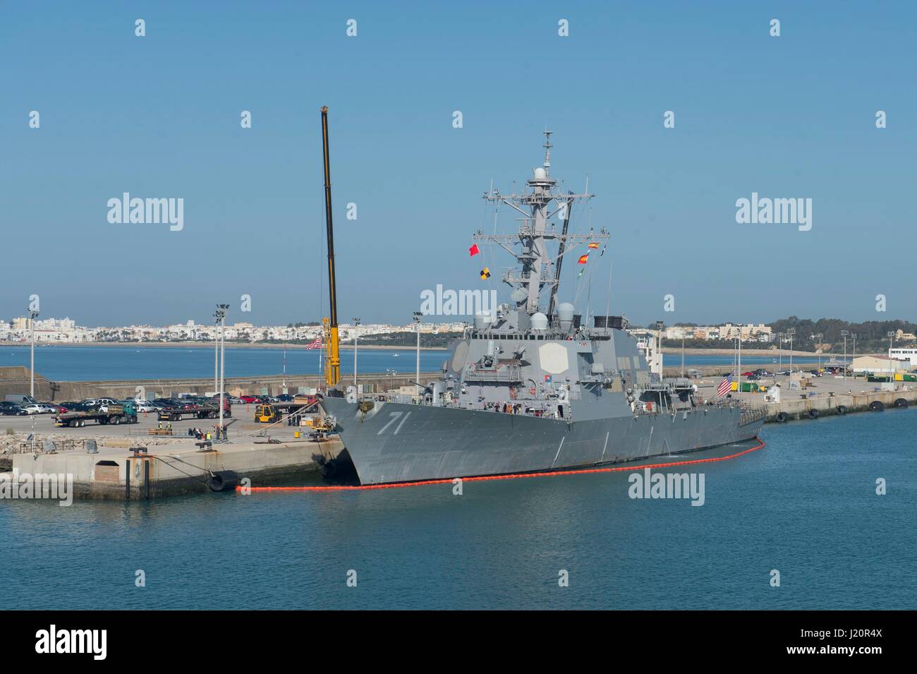 La Marine américaine de la classe Arleigh Burke destroyer lance-missiles USS Ross moors à la base navale de la Rota, 19 mars 2017 à Rota, en Espagne. (Photo par Weston Jones/Planetpix via l'US Navy) Banque D'Images