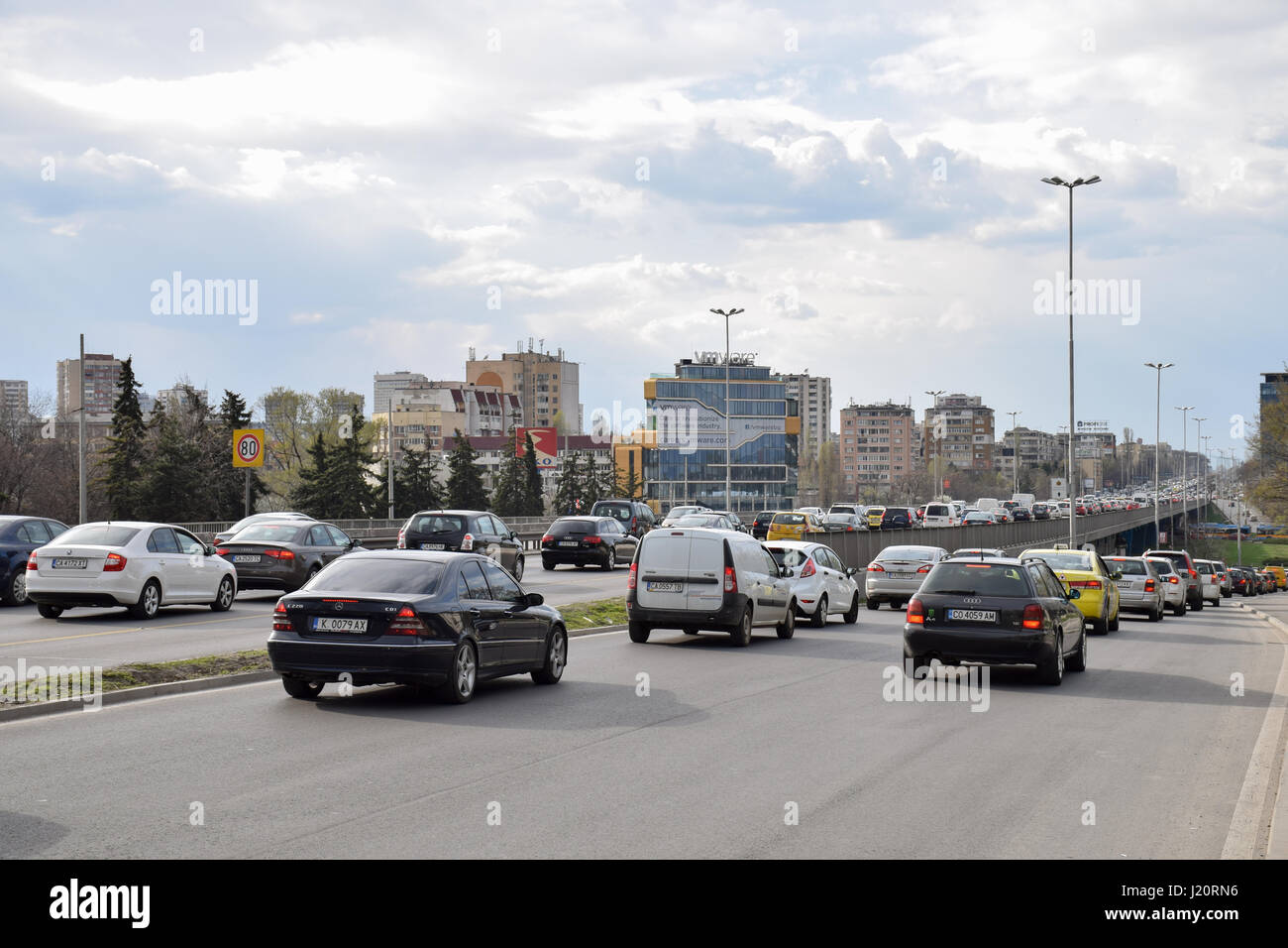 Embouteillage aux heures de pointe à Sofia, Bulgarie (Tsarigradsko Shose boulevard près de quatrième kilomètre carré) Banque D'Images
