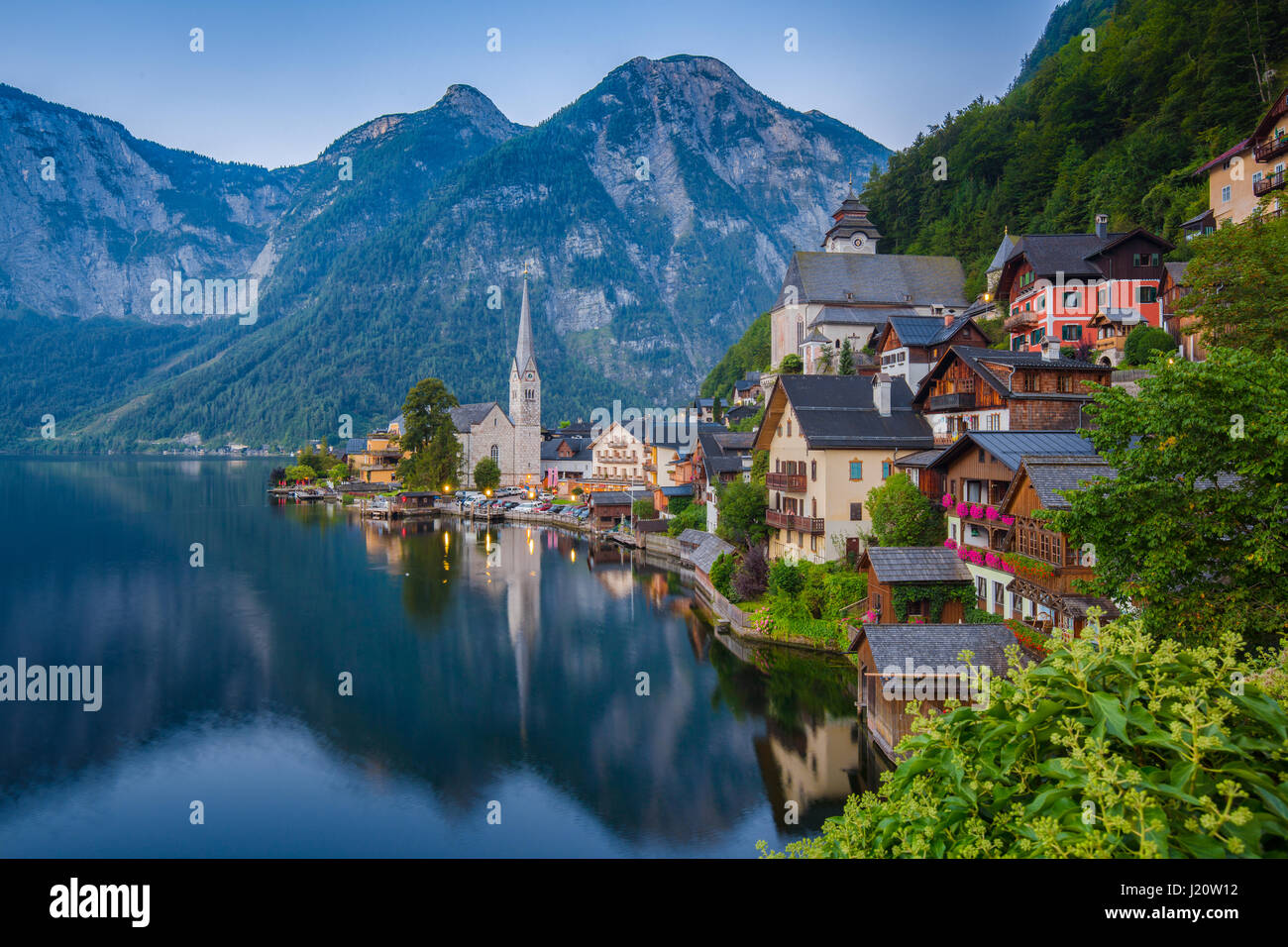 Scenic photo-carte postale de Hallstatt historique célèbre village de montagne Hallstattersee dans les Alpes autrichiennes dans mystic crépuscule, Autriche Banque D'Images
