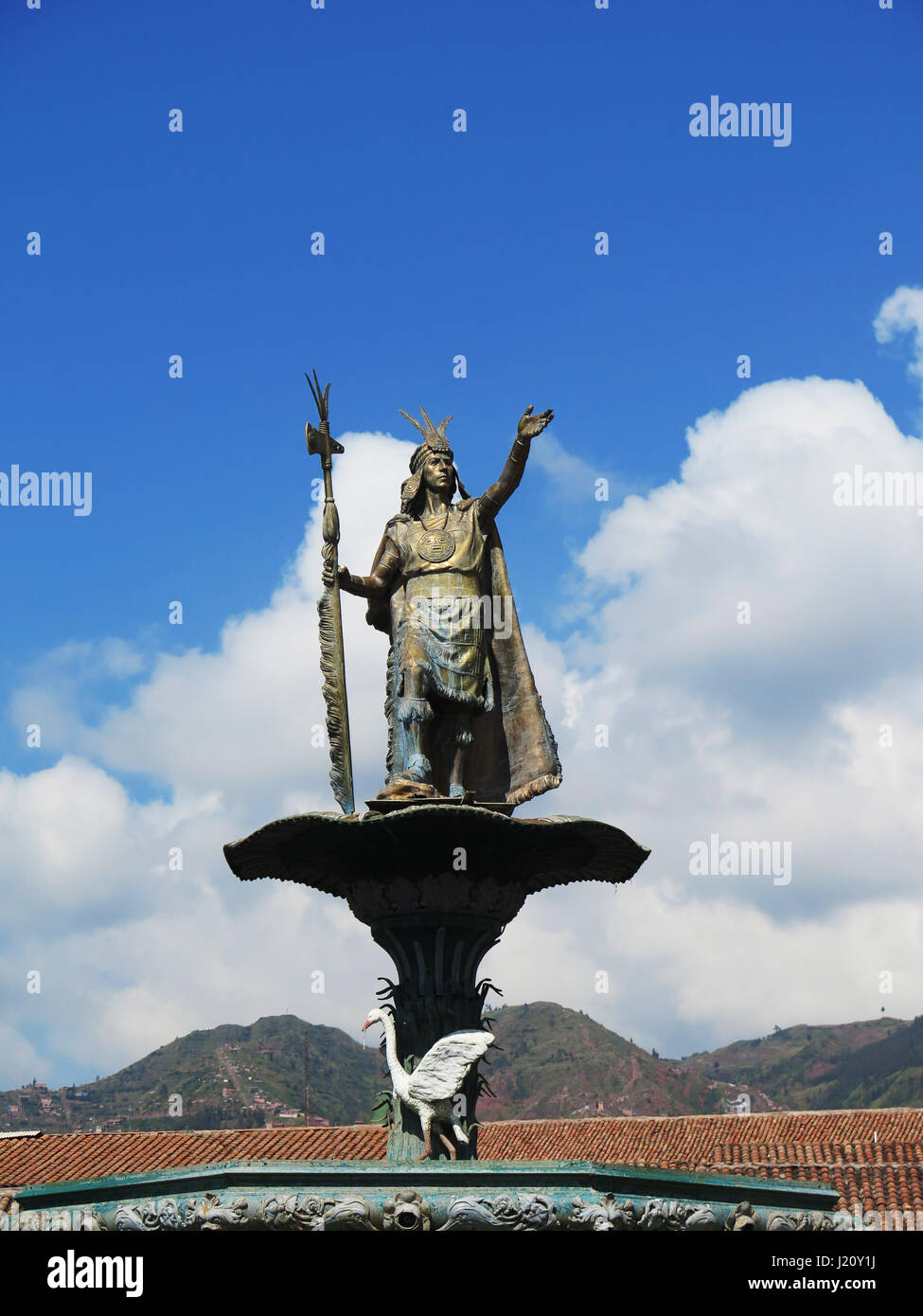 Statue de l'Inca Pachacutec sur la fontaine de la Plaza de Armas de Cuzco, Pérou Banque D'Images