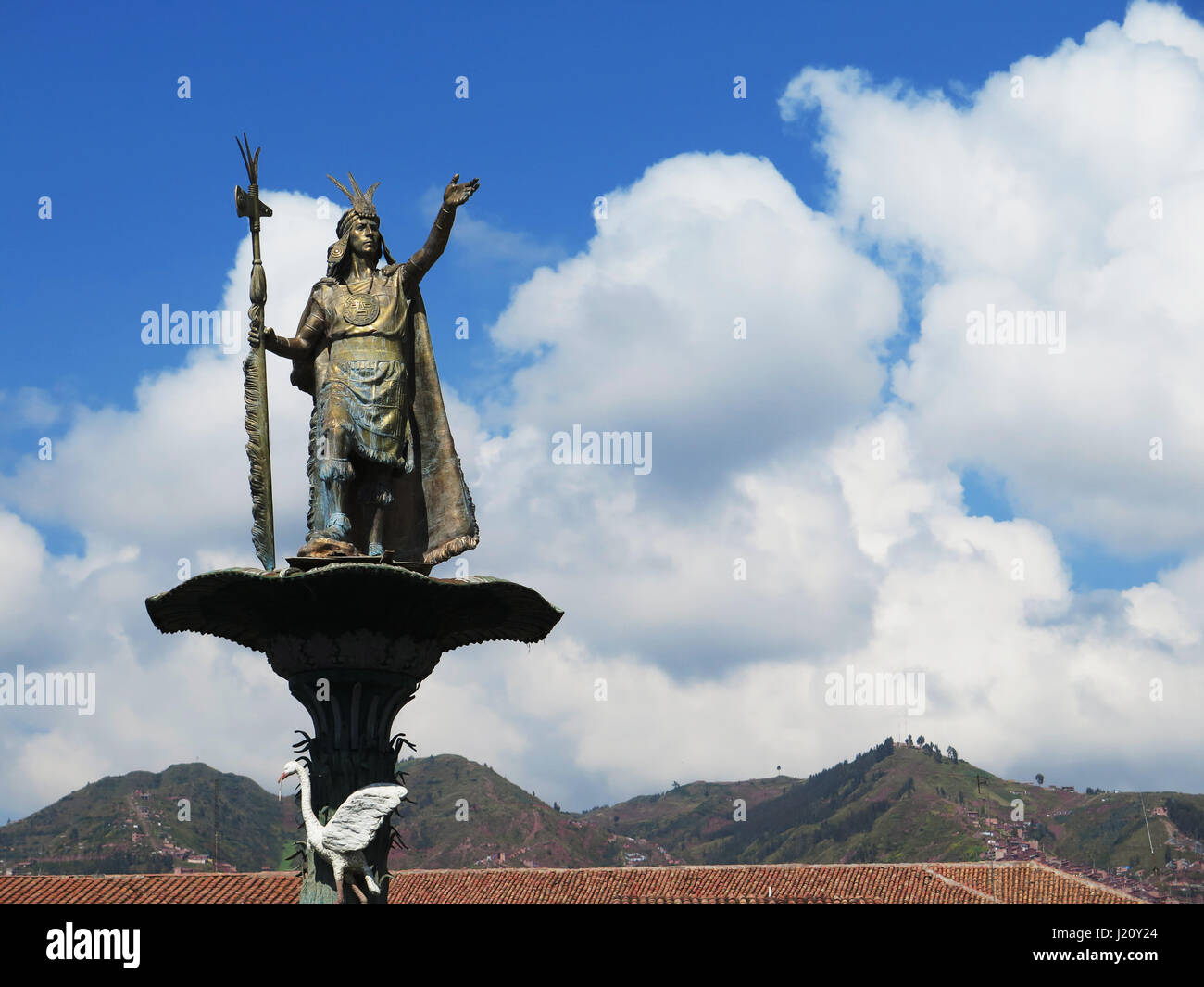 Statue de l'Inca Pachacutec sur la fontaine de la Plaza de Armas de Cuzco, Pérou Banque D'Images