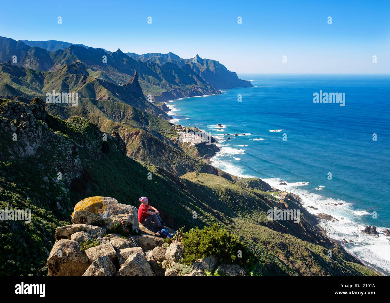 Küste mit Dorf l'almaciga, Anaga-Gebirge, Teneriffa, Kanarische Inseln, Spanien Banque D'Images