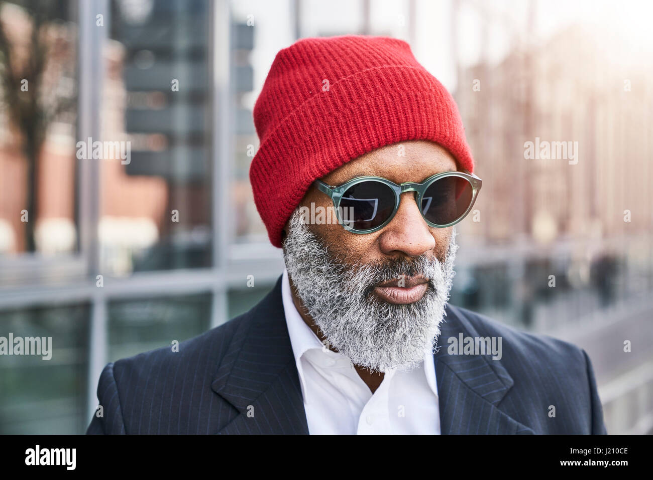 Mature businessman wearing red cap Banque D'Images