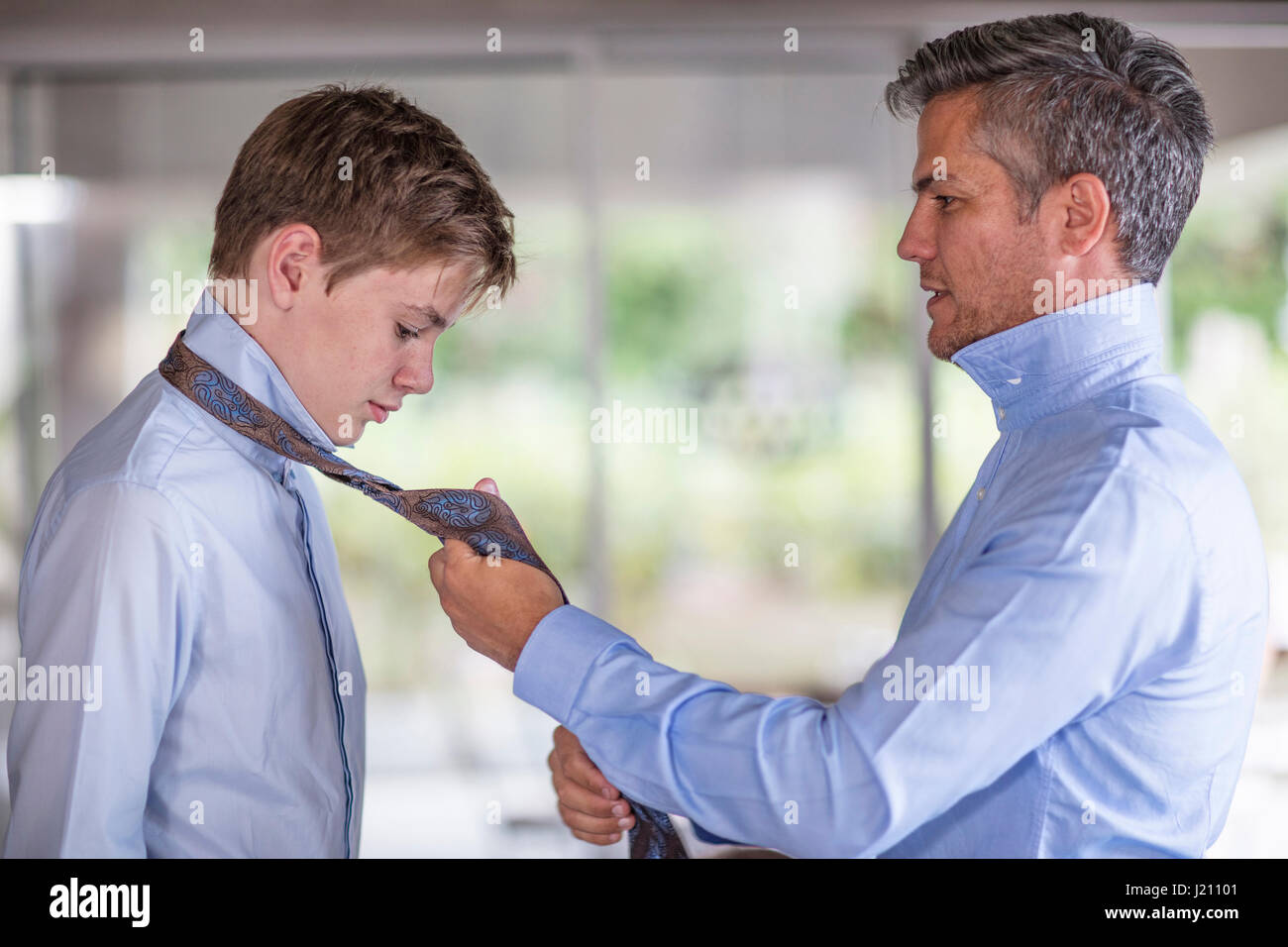 Père Fils aidant sa cravate obligatoire Photo Stock - Alamy