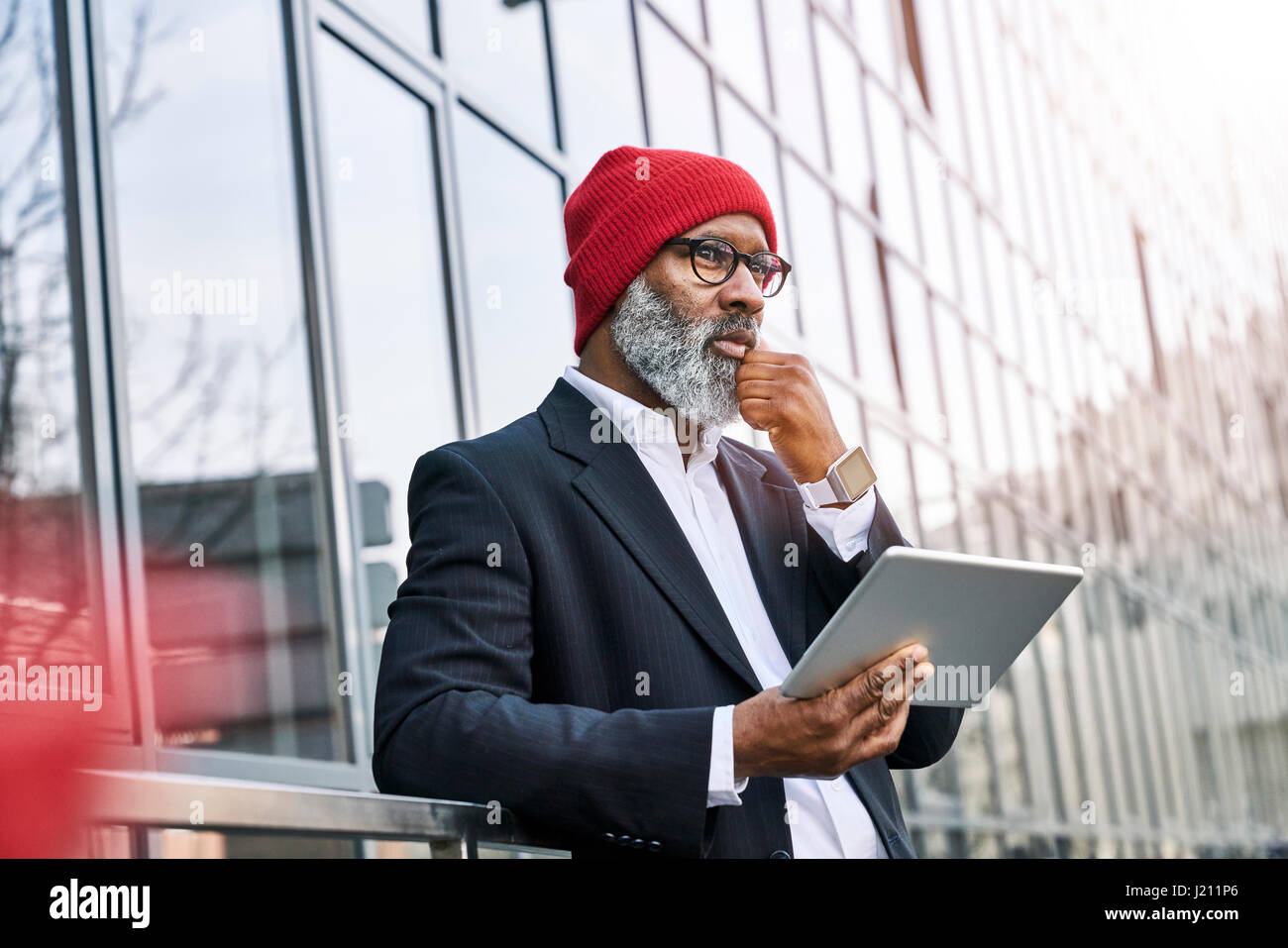 Mature businessman using digital tablet in la rue Banque D'Images