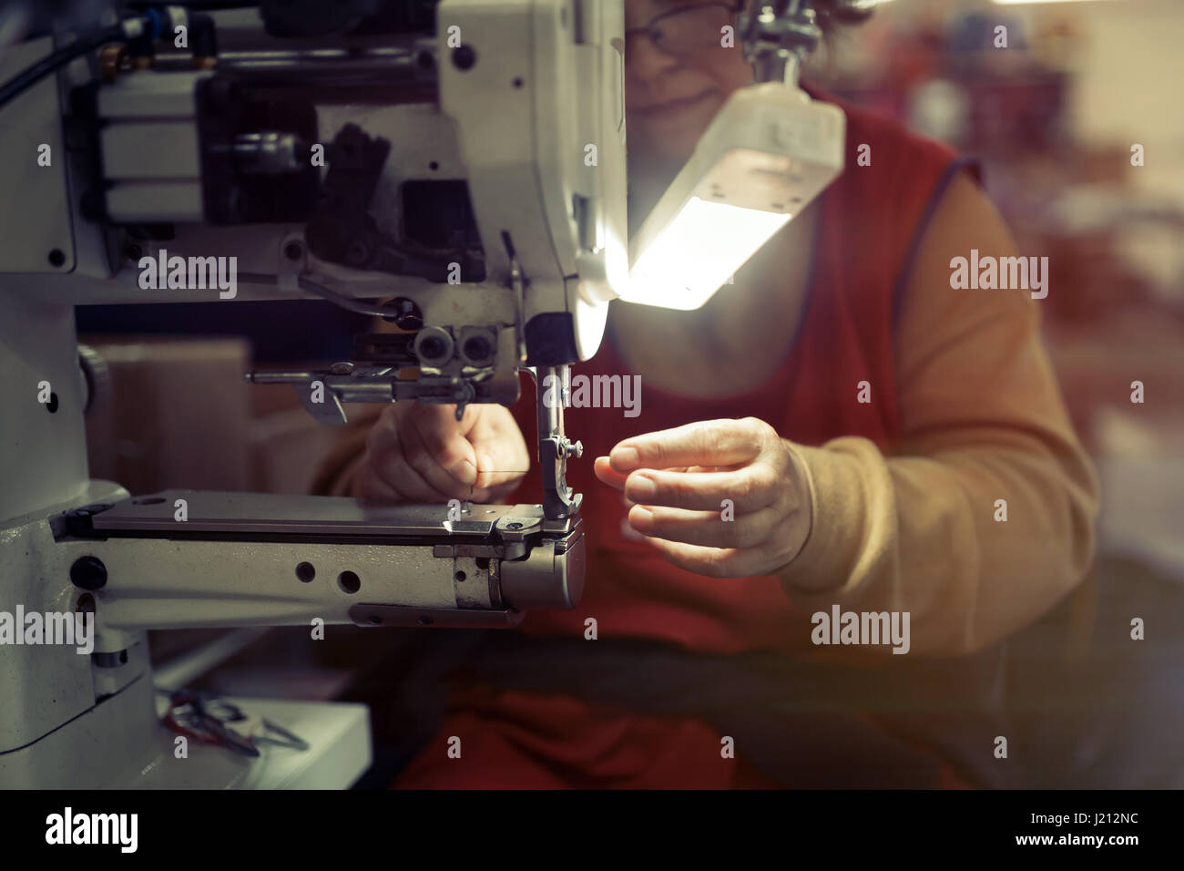 Femme travaillant dans l'industrie sur la machine à coudre Banque D'Images