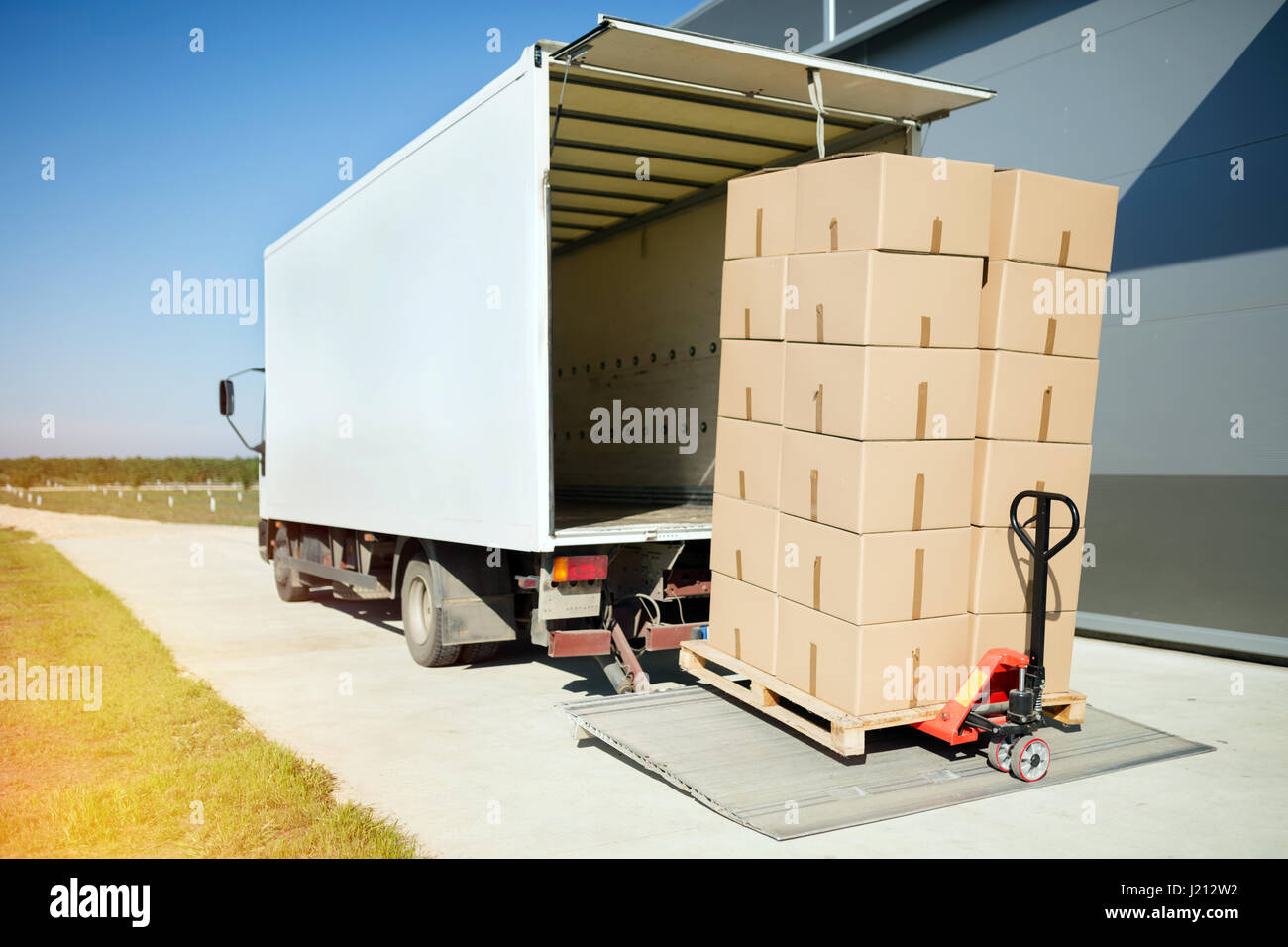 Chariot de transport de marchandises emballées dans des boîtes de l'entrepôt Banque D'Images