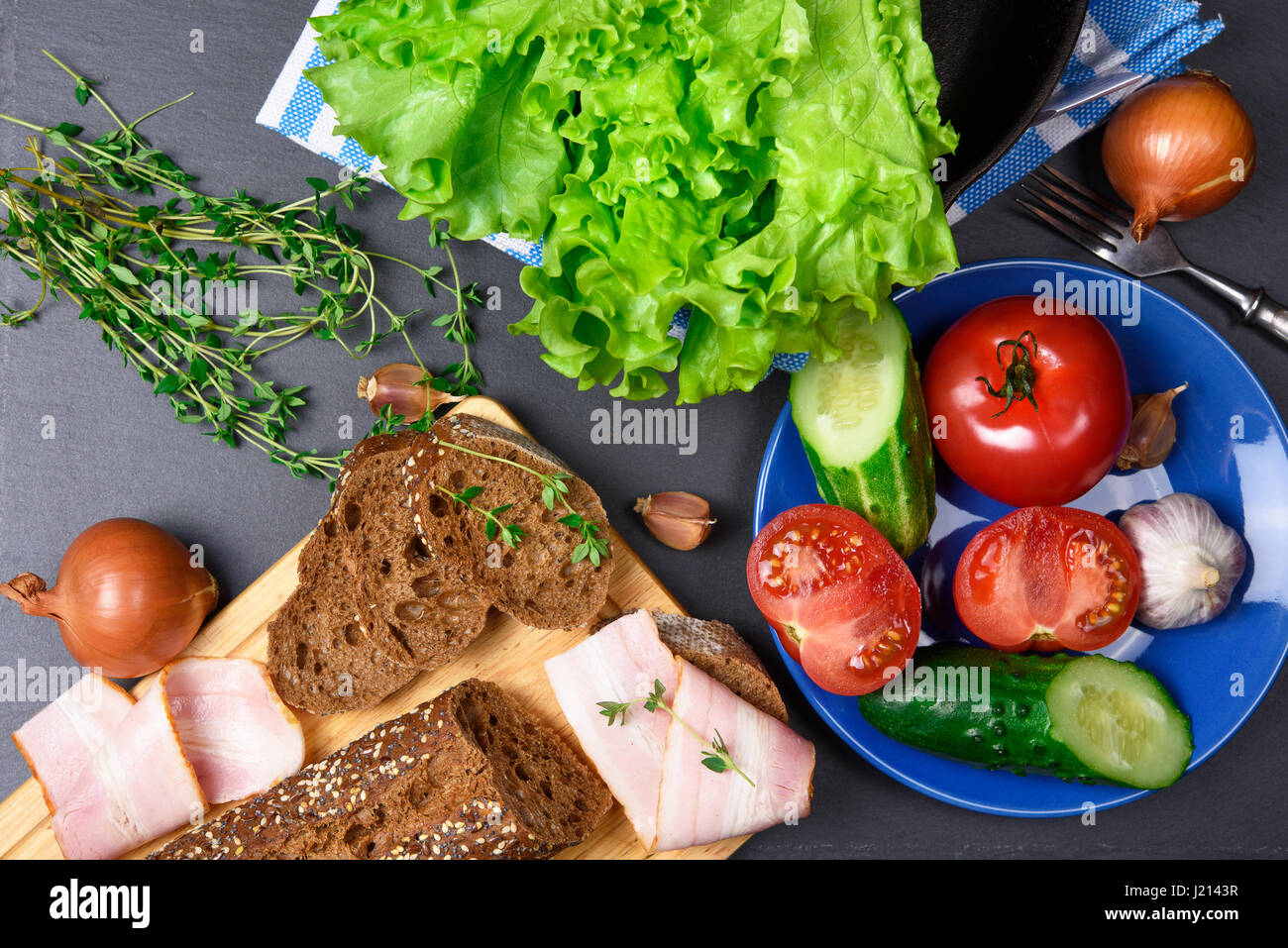 Vue de dessus : le pain avec du bacon. Ingrédients. Légumes Banque D'Images Vue de dessus : le pain avec du bacon. Ingrédients. Légumes Banque D'Images