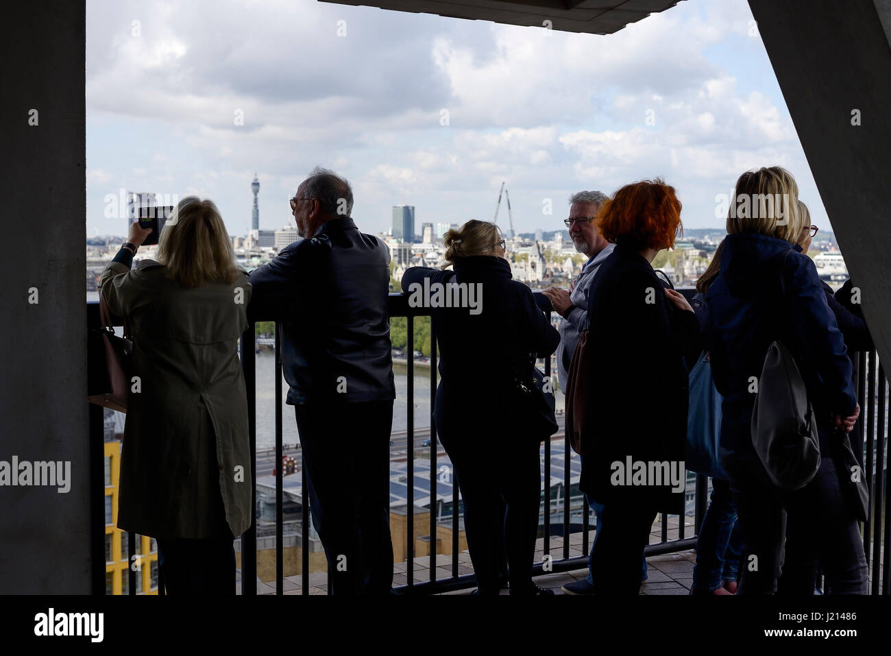 Les gens d'admirer la vue depuis la chambre de l'interrupteur au niveau affichage Tate Modern London UK Banque D'Images