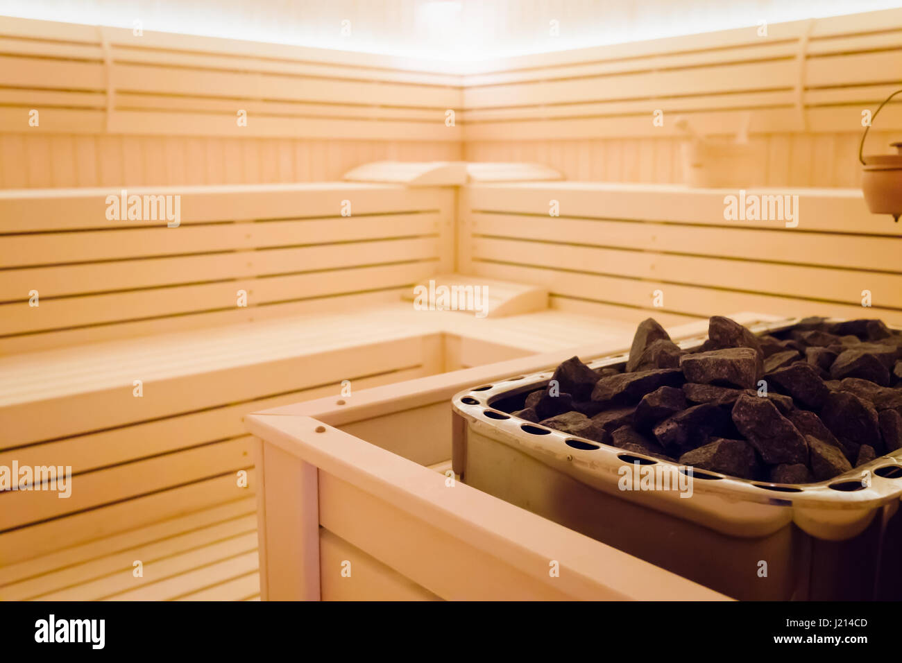 Beau sauna intérieur avec des bougies et des pierres Banque D'Images