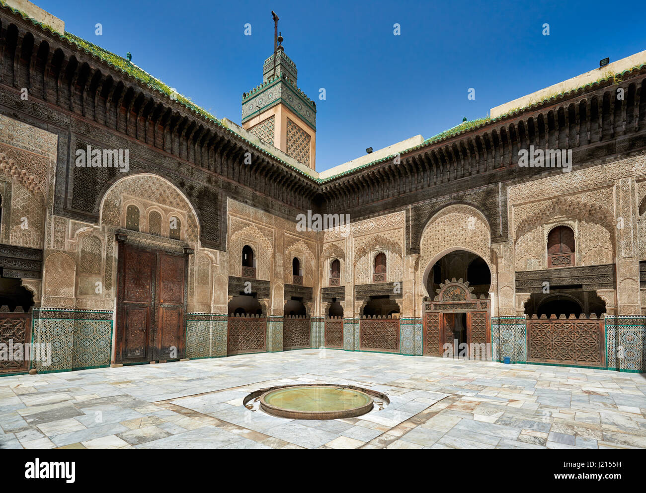 Cour intérieure avec l'architecture islamique de Madrasa Bou Inania, la sculpture ornée sur le plâtre des murs et sur les boiseries, Médina de Fès, Maroc Banque D'Images
