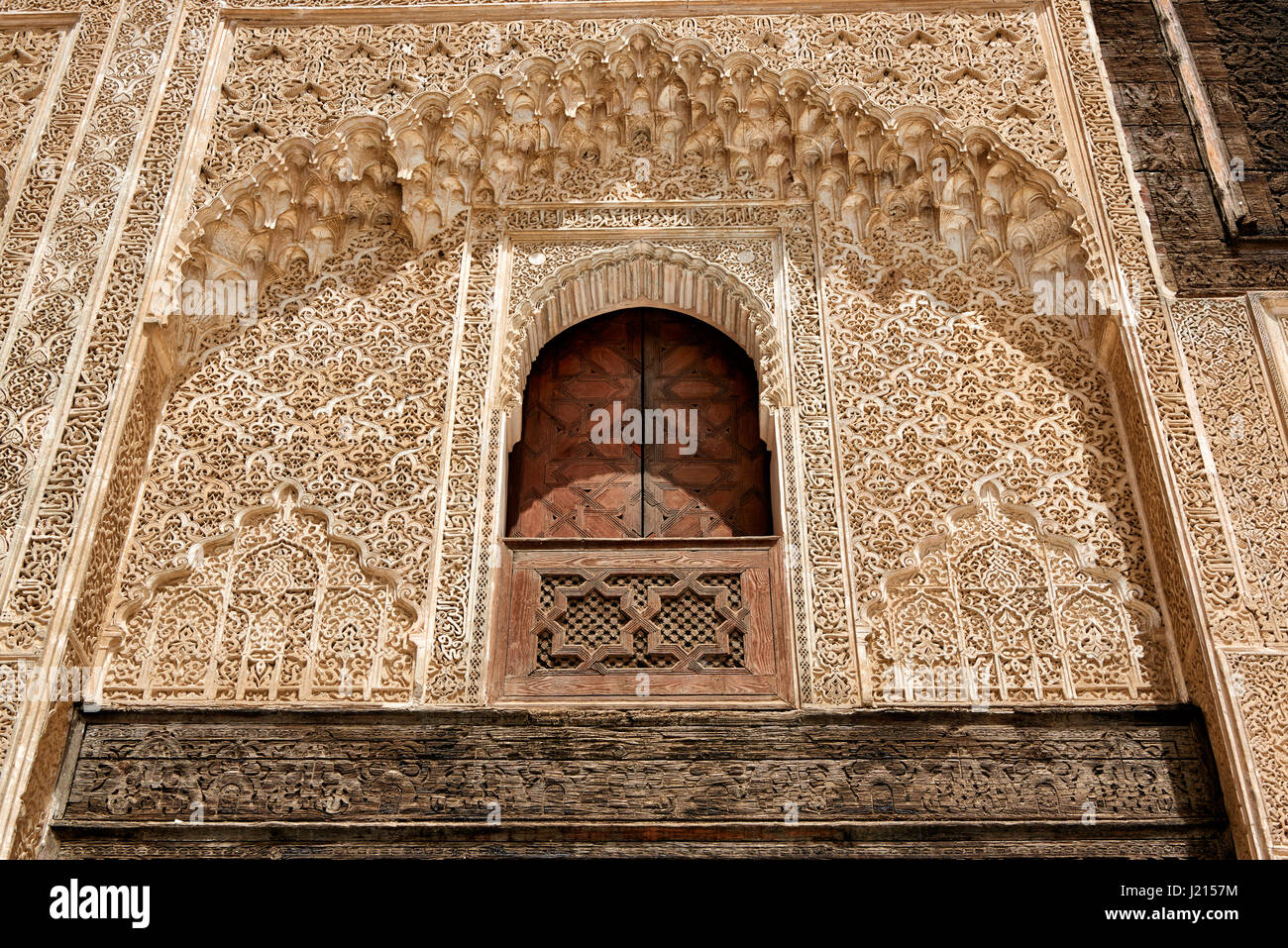 Cour intérieure avec l'architecture islamique de Madrasa Bou Inania, la sculpture ornée sur le plâtre des murs et sur les boiseries, Médina de Fès, Maroc Banque D'Images