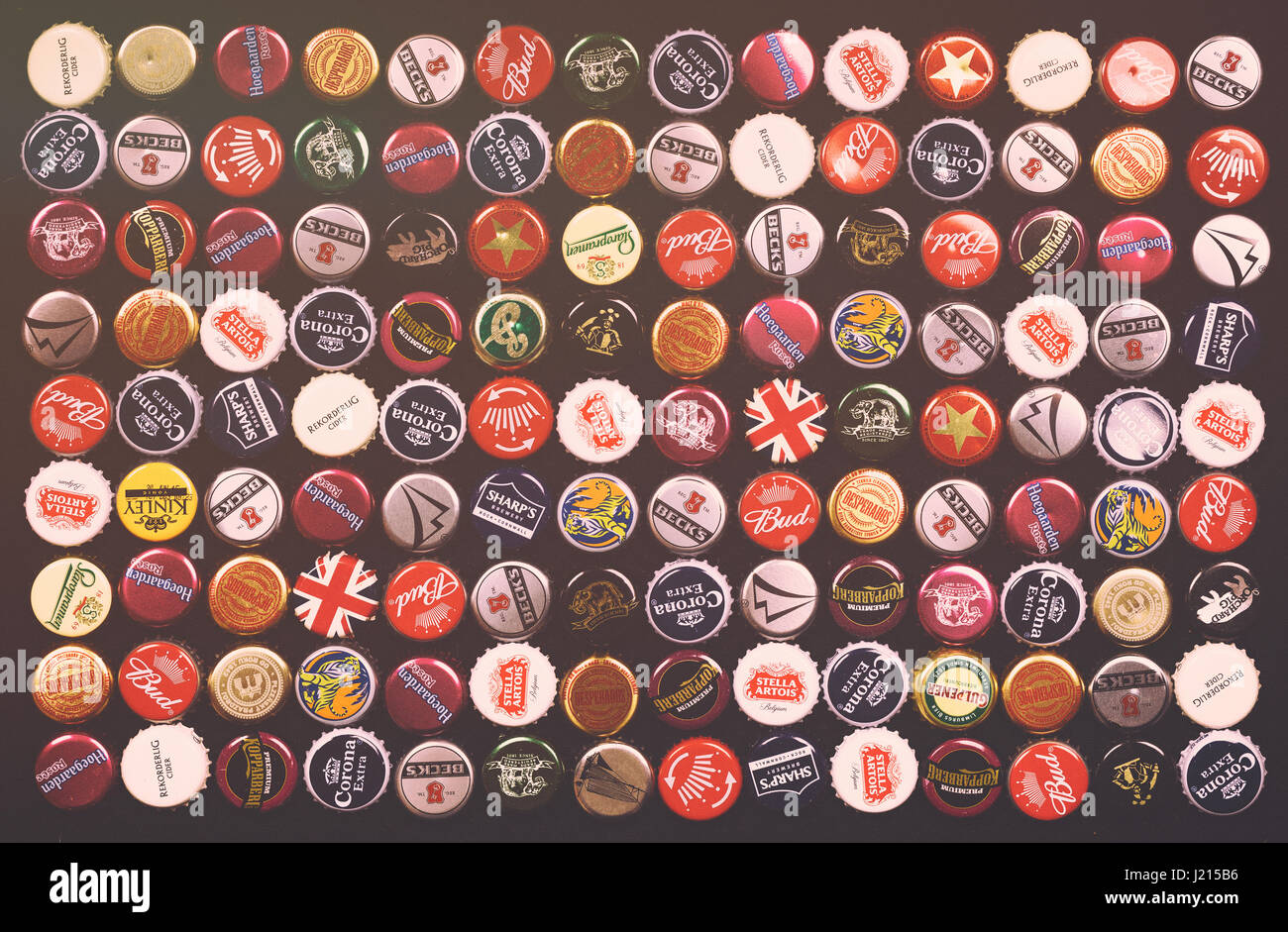 SOUTHAMPTON, UK - 21 Jan 2017 : un contexte de capsules de bouteille d'une variété de bières populaires, des bières blondes et des cidres de partout dans le monde. Filtrée pour regarder Banque D'Images