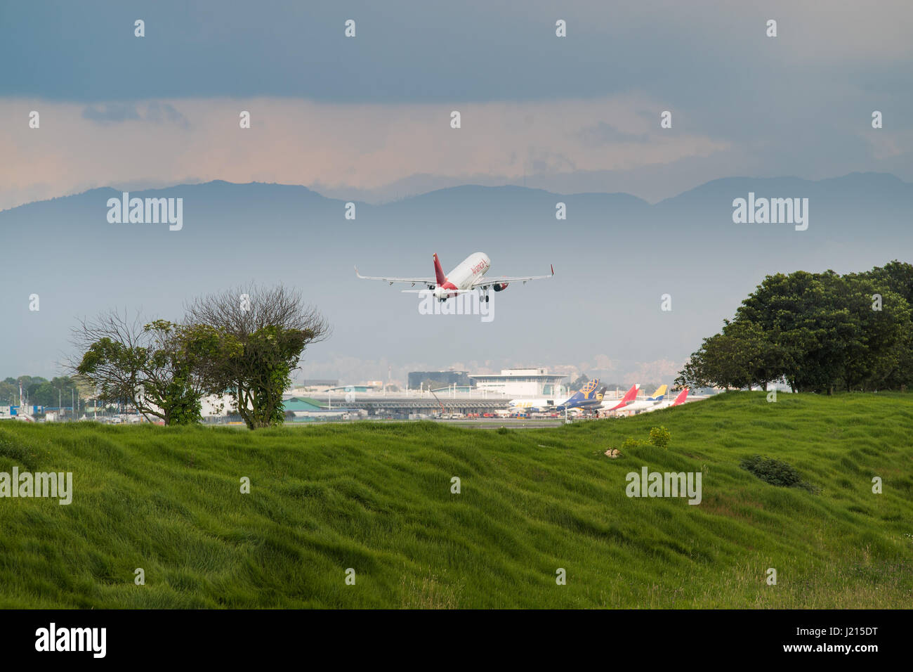 Un Airbus A320 de la compagnie Avianca monte dans le ciel gris de l'Aéroport International d'El Dorado, Bogotá, Colombie Banque D'Images