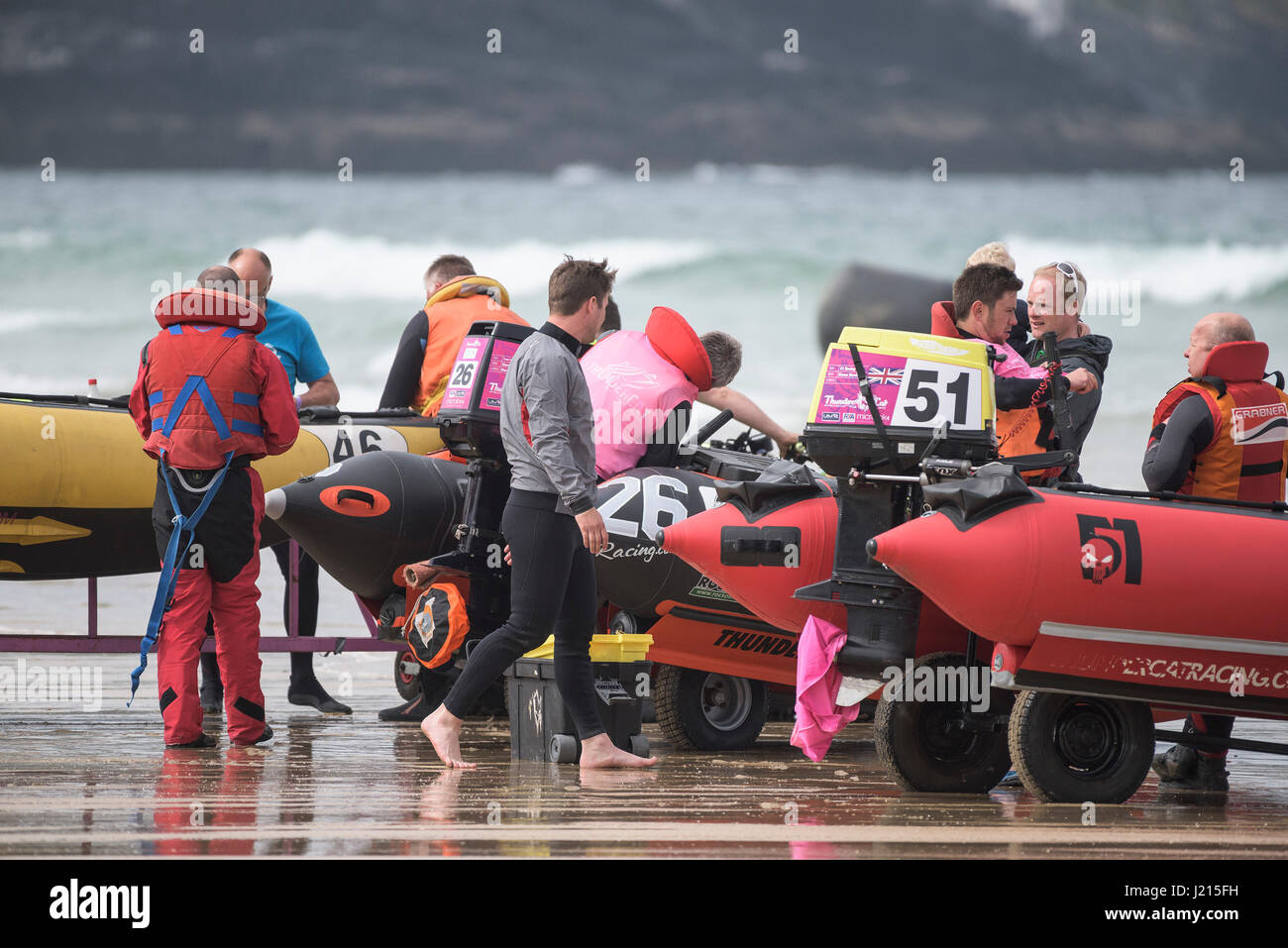 Les préparatifs de la course le 5ème prb mis à l'équipage à partir de début s'apprête à commencer la course de bateaux gonflables Mer Plage de Fistral Newquay Cornwall Banque D'Images
