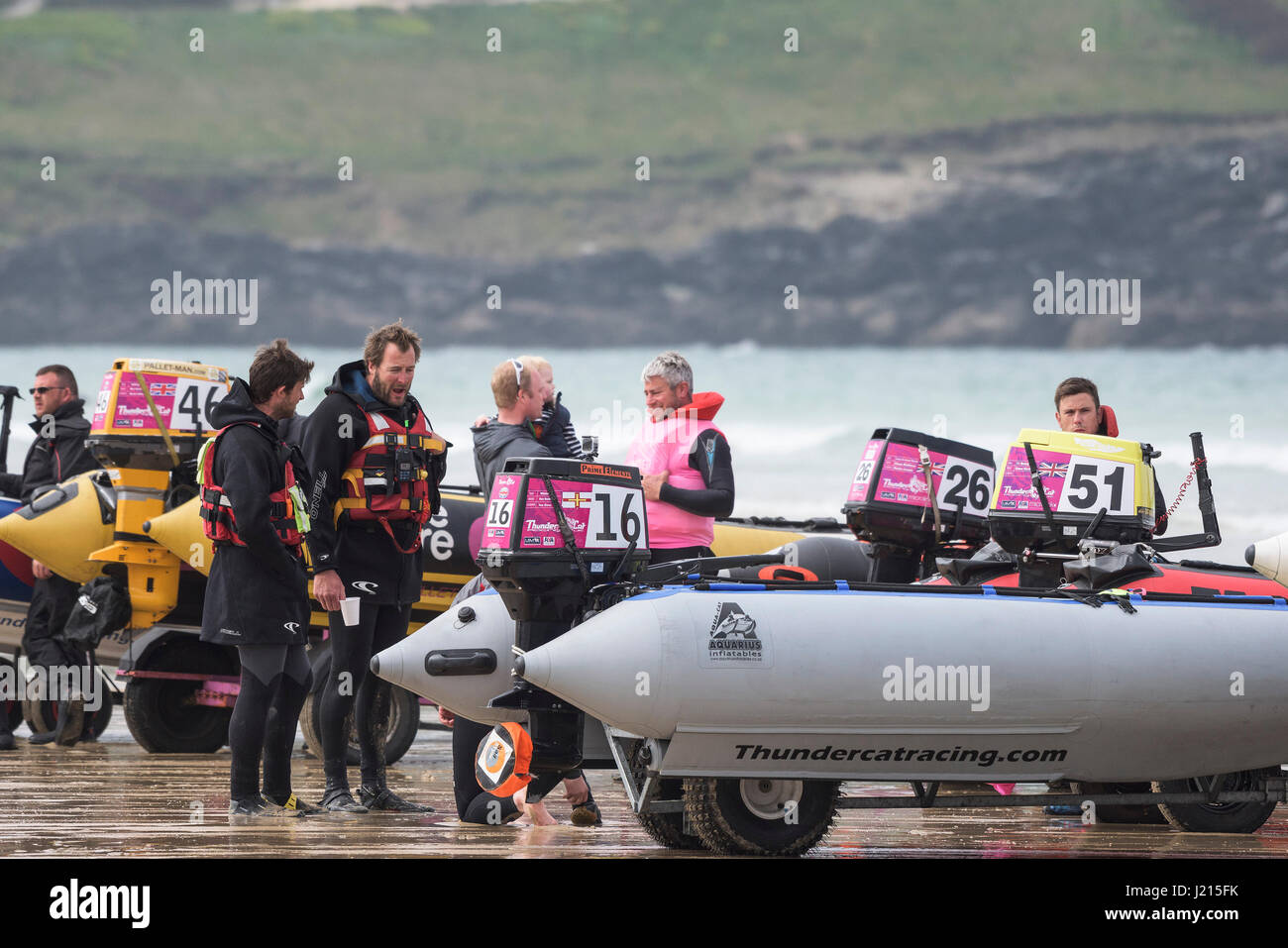 Les préparatifs de la course le 5ème prb mis à l'équipage à partir de début s'apprête à commencer la course de bateaux gonflables Mer Plage de Fistral Newquay Cornwall Banque D'Images