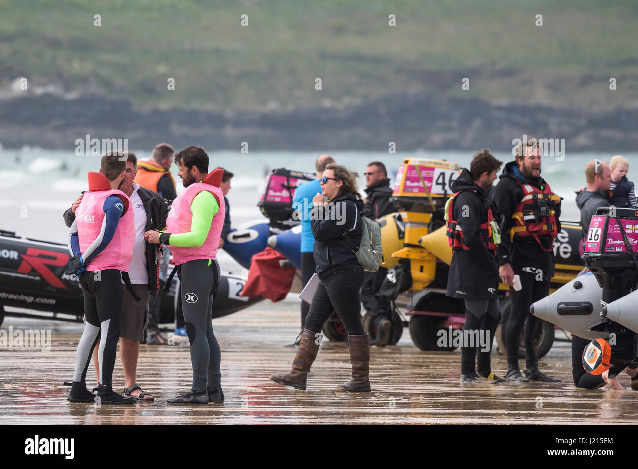 Les préparatifs de la course le 5ème prb mis à l'équipage à partir de début s'apprête à commencer la course de bateaux gonflables Mer Plage de Fistral Newquay Cornwall Banque D'Images