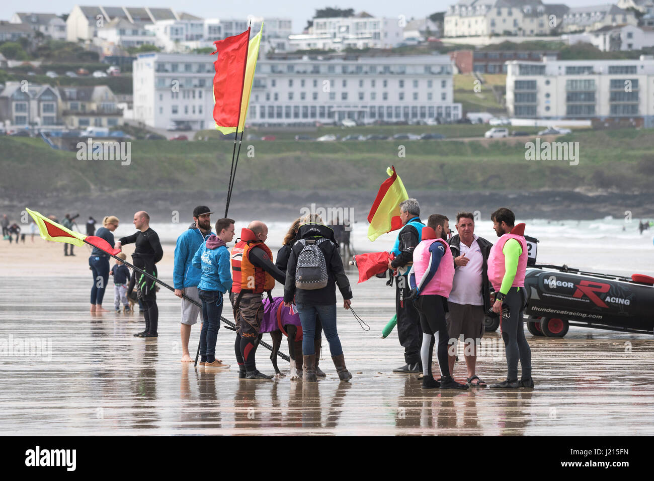 Les préparatifs de la course le 5ème prb mis à l'équipage à partir de début s'apprête à commencer la course de bateaux gonflables Mer Plage de Fistral Newquay Cornwall Banque D'Images