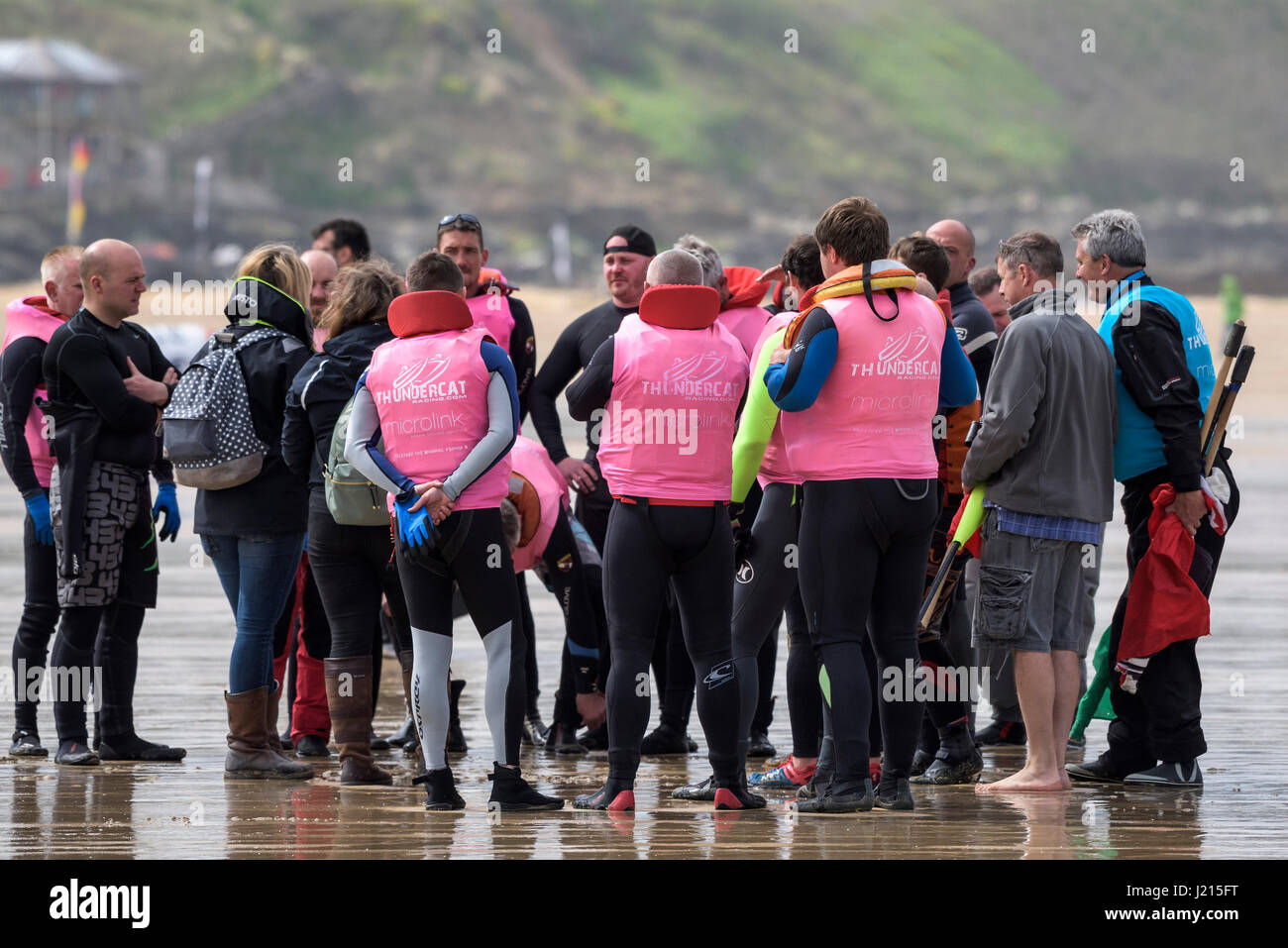 - Le 5ème prb mis à l'un d'exposé sur la sécurité puisque les équipages s'apprêtent à commencer la course. La plage de Fistral, Newquay Banque D'Images