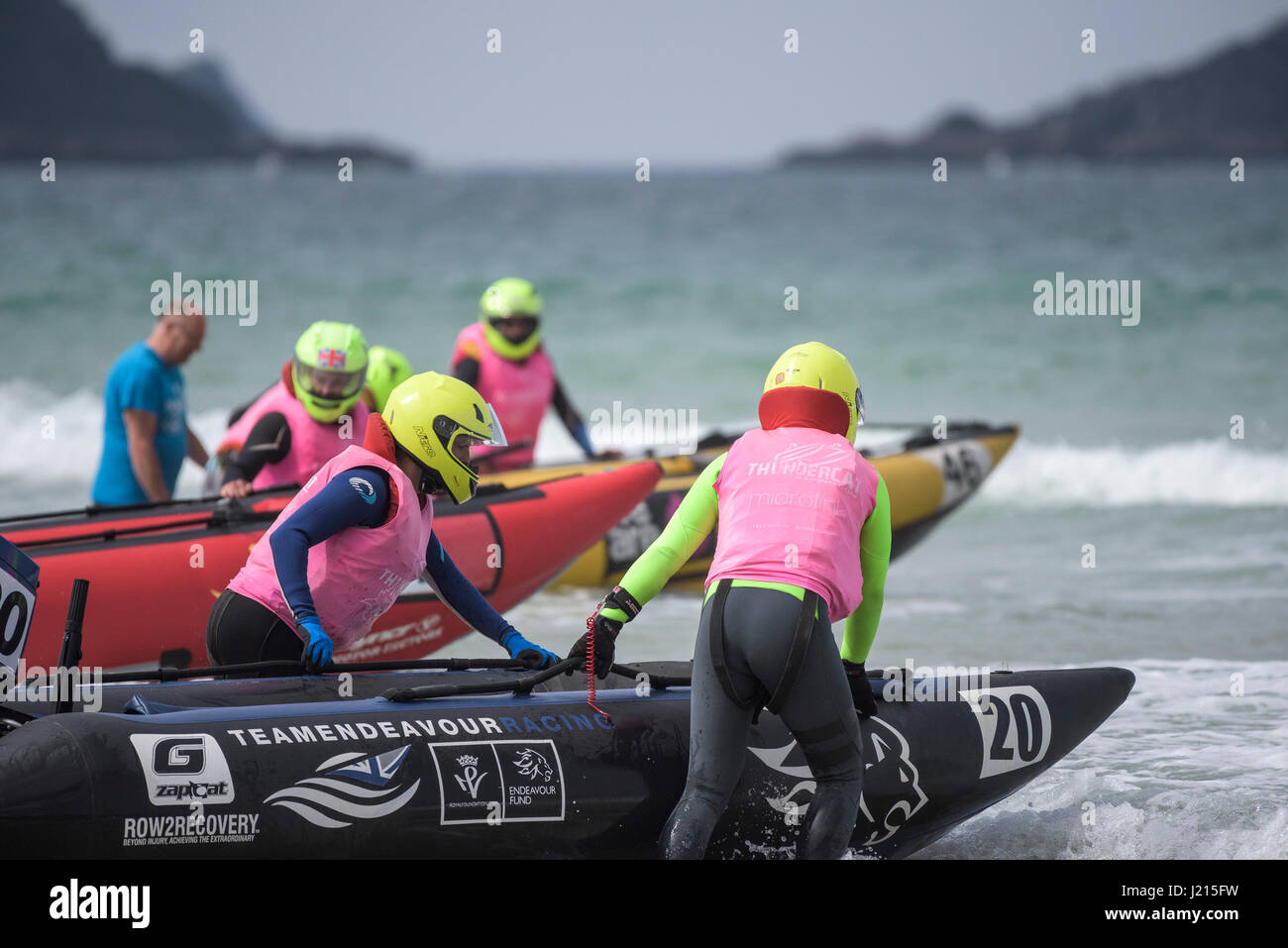 Les préparatifs de la course le 5ème prb mis à l'équipage à partir de début s'apprête à commencer la course de bateaux gonflables Mer Plage de Fistral Newquay Cornwall Banque D'Images