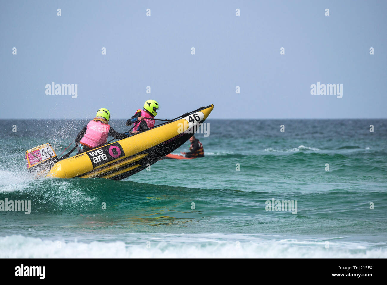 Le 5ème prb mis à l'épreuve les embruns d'action spectaculaires courses de bateau gonflable Sports nautiques plage de Fistral Newquay Cornwall Banque D'Images