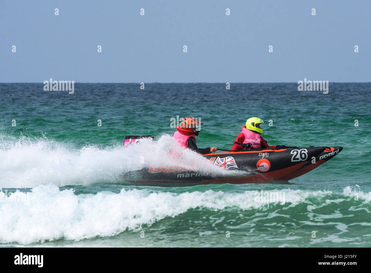 Le 5ème prb mis à l'épreuve les embruns d'action spectaculaires courses de bateau gonflable Sports nautiques plage de Fistral Newquay Cornwall Banque D'Images