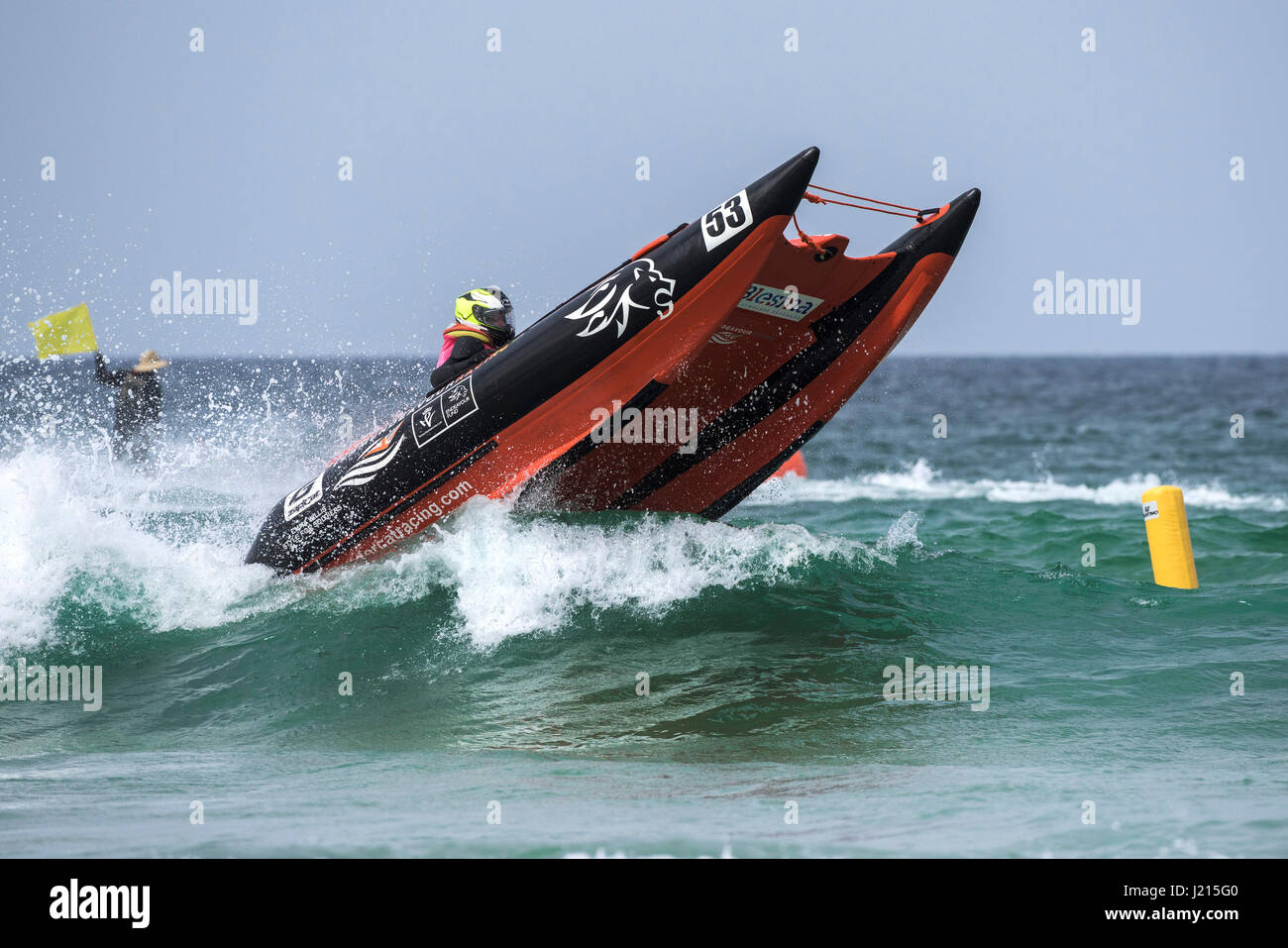 Le 5ème prb mis à l'épreuve les embruns d'action spectaculaires courses de bateau gonflable Sports nautiques plage de Fistral Newquay Cornwall Banque D'Images