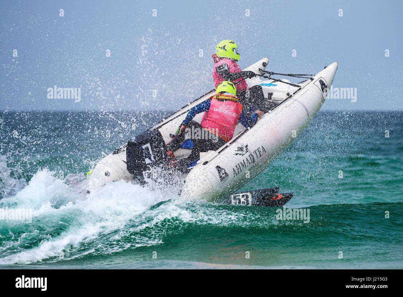 Le 5ème prb mis à l'épreuve les embruns d'action spectaculaires courses de bateau gonflable Sports nautiques plage de Fistral Newquay Cornwall Banque D'Images