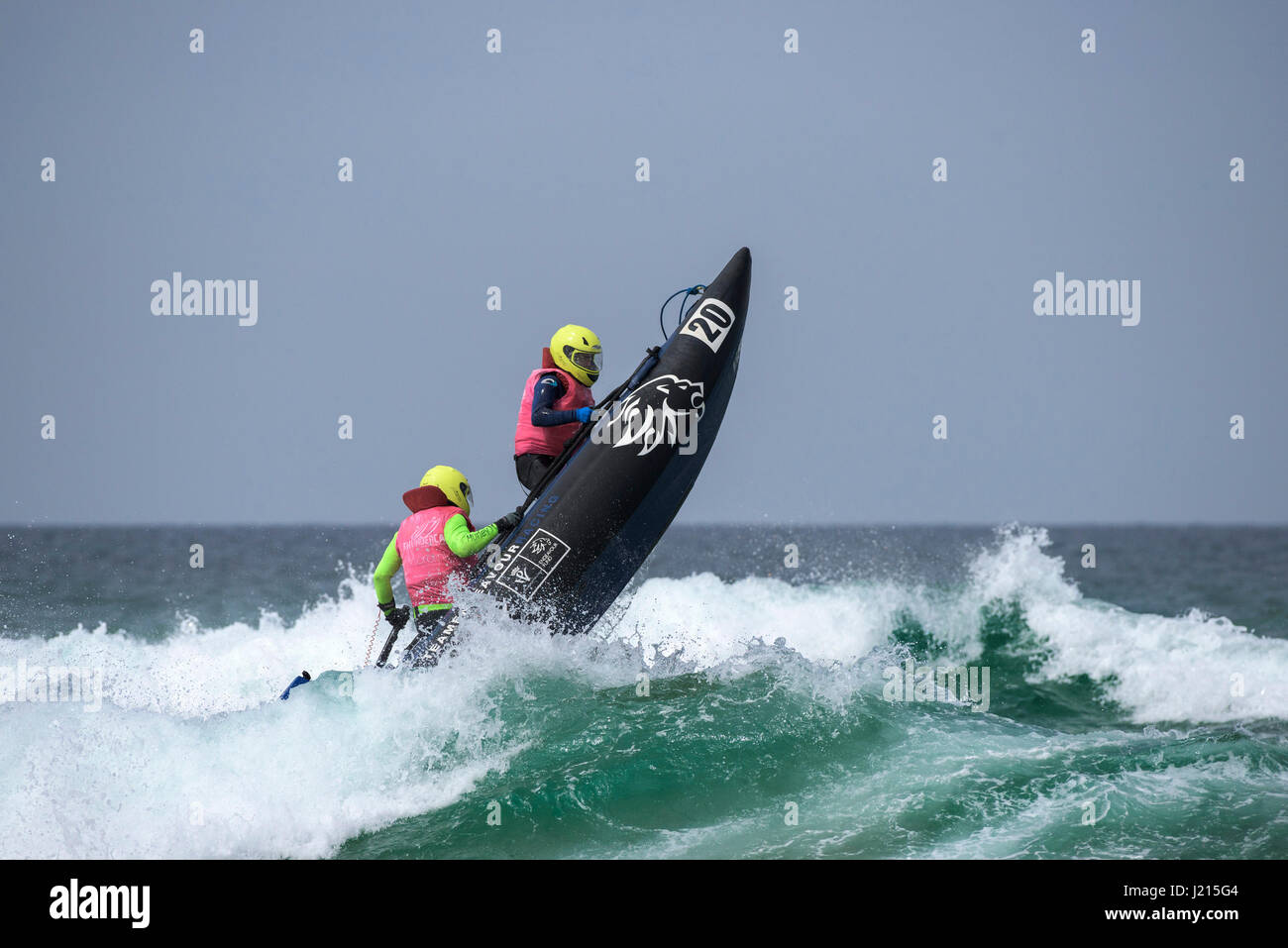 Le 5ème prb mis à l'épreuve les embruns d'action spectaculaires courses de bateau gonflable Sports nautiques plage de Fistral Newquay Cornwall Banque D'Images