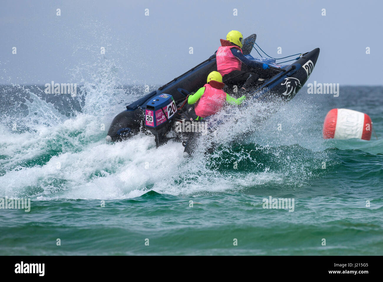 Le 5ème prb mis à l'épreuve les embruns d'action spectaculaires courses de bateau gonflable Sports nautiques plage de Fistral Newquay Cornwall Banque D'Images