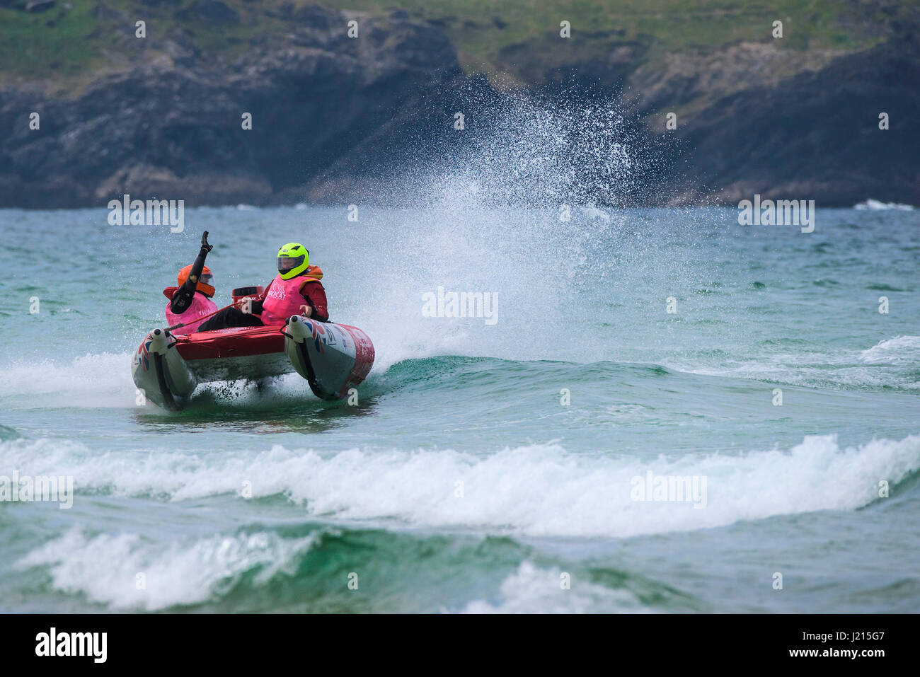 Le 5ème prb mis à l'épreuve les embruns d'action spectaculaires courses de bateau gonflable Sports nautiques plage de Fistral Newquay Cornwall Banque D'Images