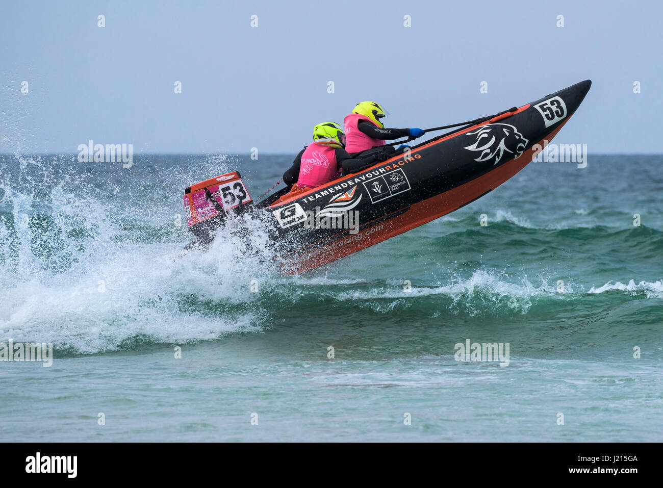 Le 5ème prb mis à l'épreuve les embruns d'action spectaculaires courses de bateau gonflable Sports nautiques plage de Fistral Newquay Cornwall Banque D'Images