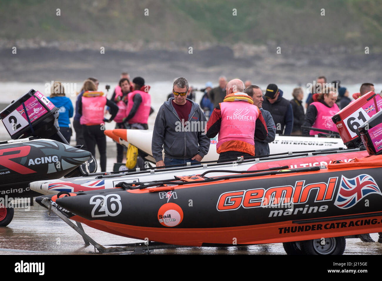 Les préparatifs de la course le 5ème prb mis à l'équipage à partir de début s'apprête à commencer la course de bateaux gonflables Mer Plage de Fistral Newquay Cornwall Banque D'Images