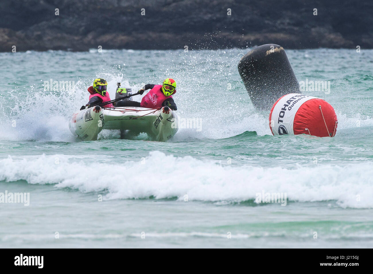 Le 5ème prb mis à l'UK Race les embruns d'action spectaculaires courses de bateau gonflable Sports nautiques plage de Fistral Newquay Cornwall Banque D'Images