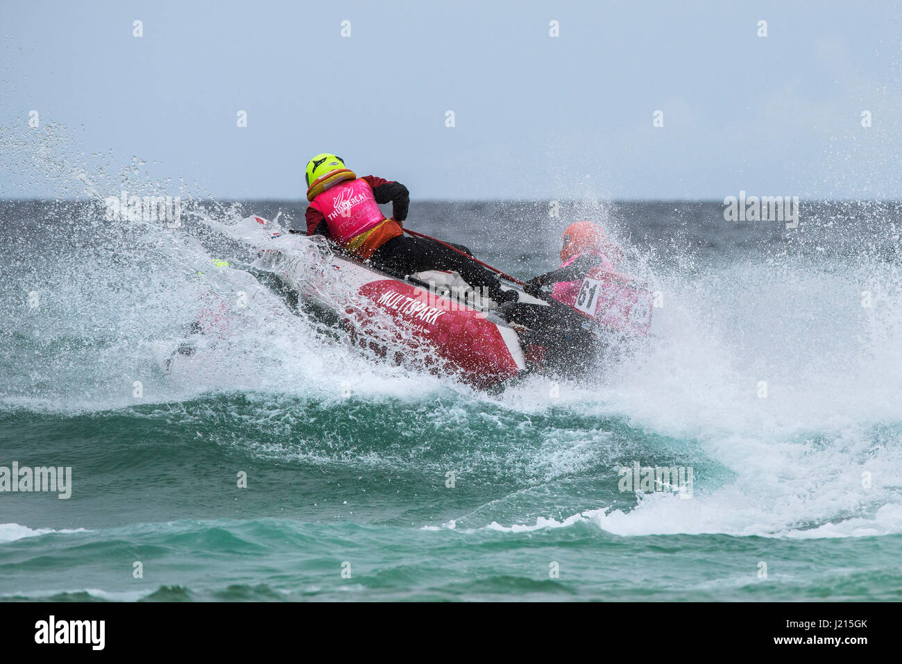 Le 5ème prb mis à l'UK Race les embruns d'action spectaculaires courses de bateau gonflable Sports nautiques plage de Fistral Newquay Cornwall Banque D'Images
