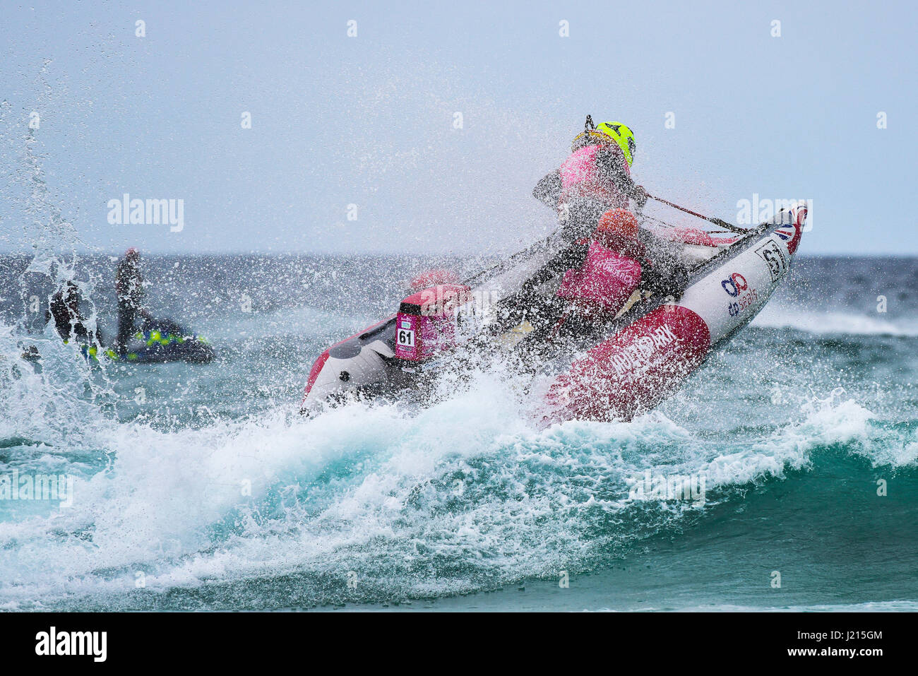 Le 5ème prb mis à l'UK ; race ; mer ; pulvériser ; Action ; ; ; sports nautiques spectaculaires courses de bateau gonflable ; plage de Fistral, Newquay, Cornwall Banque D'Images