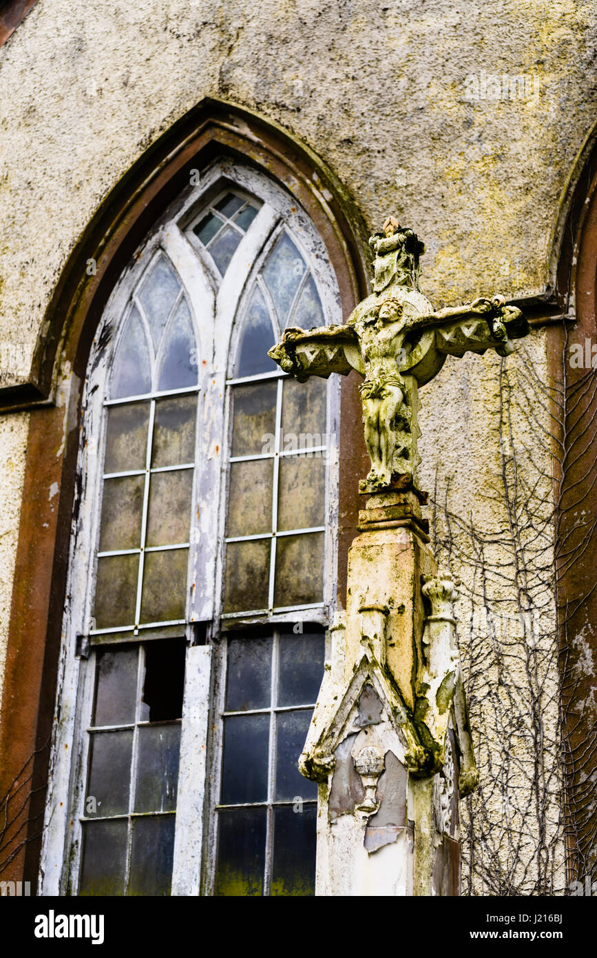 Crucifix à l'extérieur une ancienne église catholique romaine Banque D'Images
