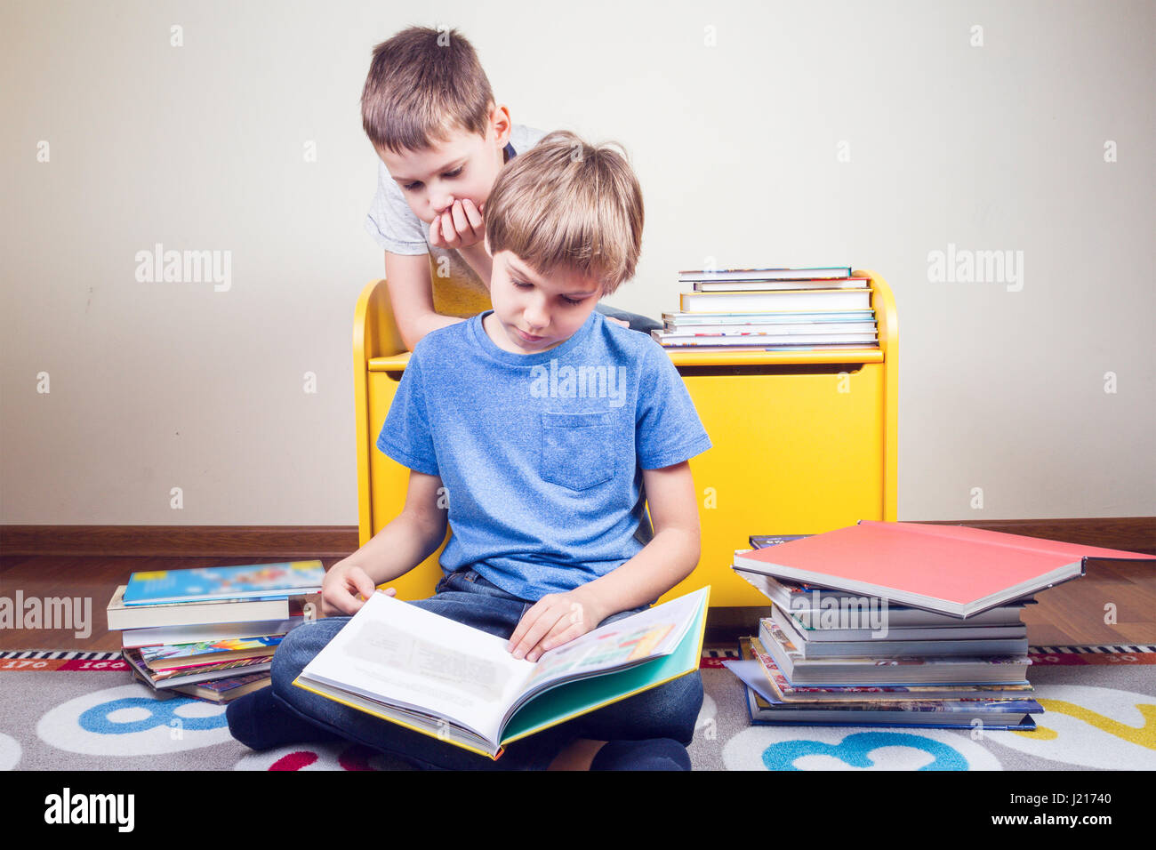 La lecture d'un livre pour enfants. Garçon lit une histoire à son frère à la maison