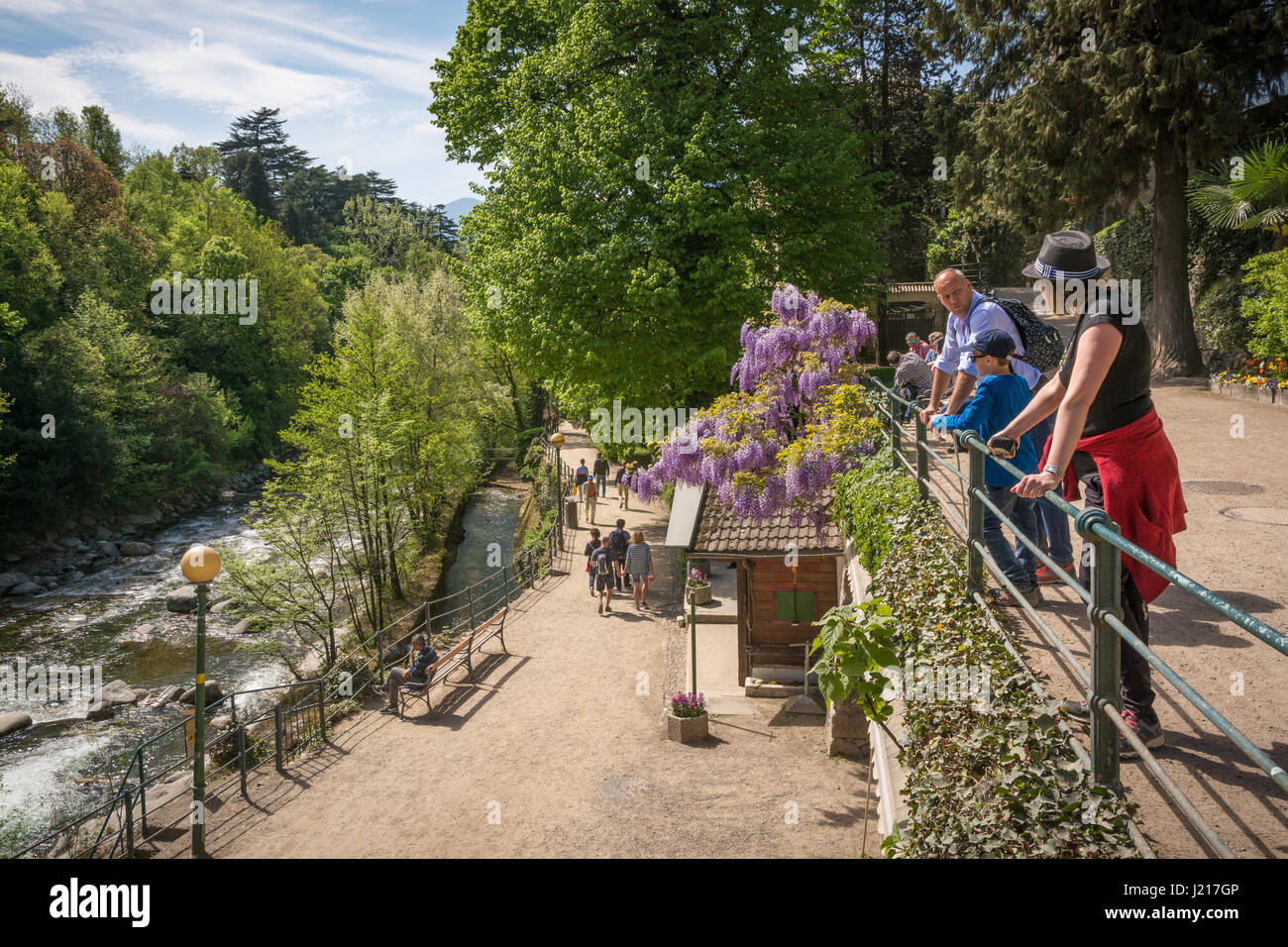 Merano (ou Meran) est une ville entourée de montagnes près de la vallée de Passier et de Val Venosta (Tyrol du Sud, Italie) Banque D'Images