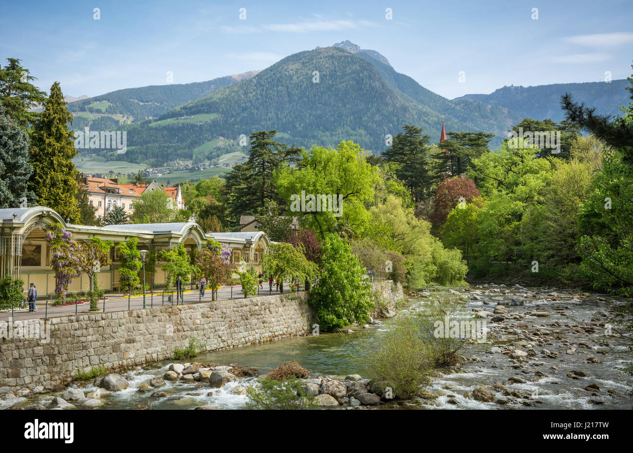 Merano (ou Meran) est une ville entourée de montagnes près de la vallée de Passier et de Val Venosta (Tyrol du Sud, Italie) Banque D'Images