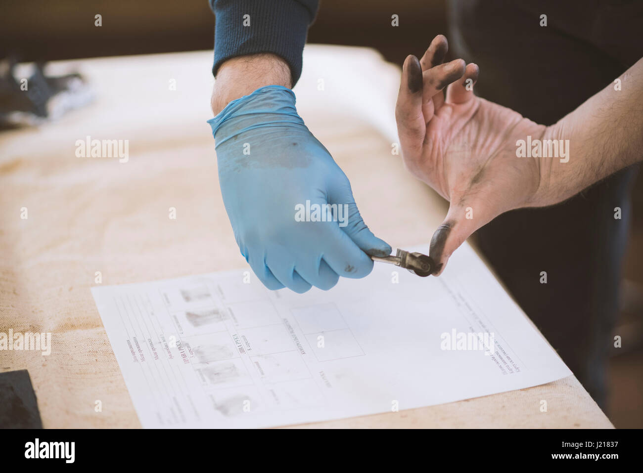 Le processus d'obtention d'échantillons d'empreintes de mains pour d'autres études. L'Ukraine Banque D'Images
