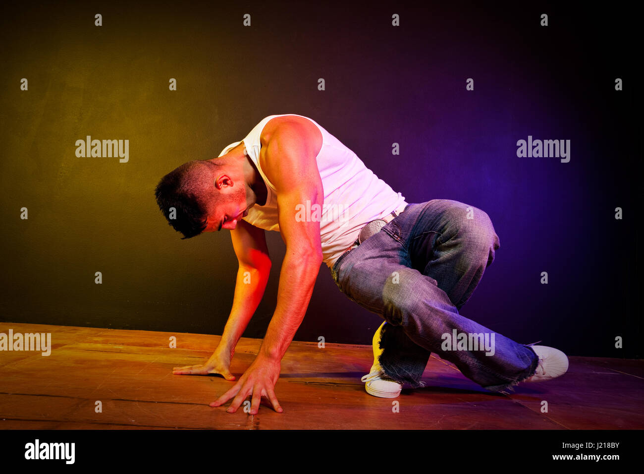 La prise d'un industrial faisant une danse hip-hop Banque D'Images