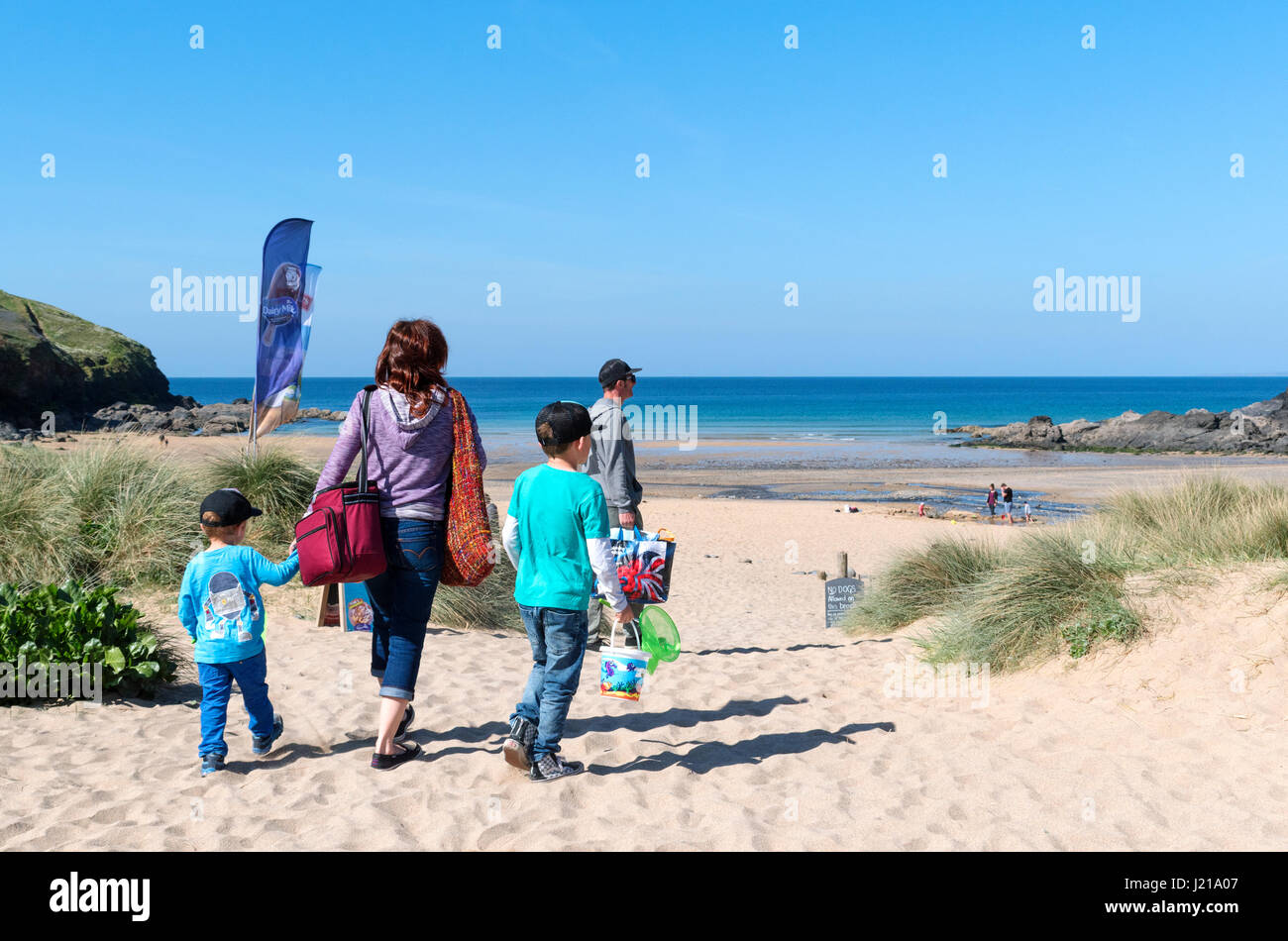 Famille sur la plage à Poldhu cove à Cornwall, England, UK Banque D'Images