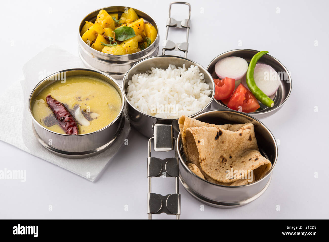 Acier inoxydable typique indien lunch box ou du nord de l'inde avec tiffin ou menu alimentaire maharashtrian comme chapati//roti, dal tadka, riz blanc et aloo / p Banque D'Images