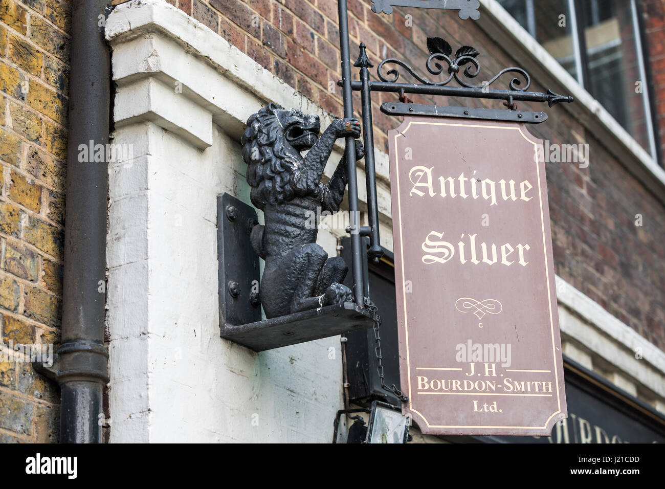 Inscrivez-vous la publicité d'une entreprise qui vend des meubles anciens d'argent à Londres, Angleterre, Royaume-Uni Banque D'Images