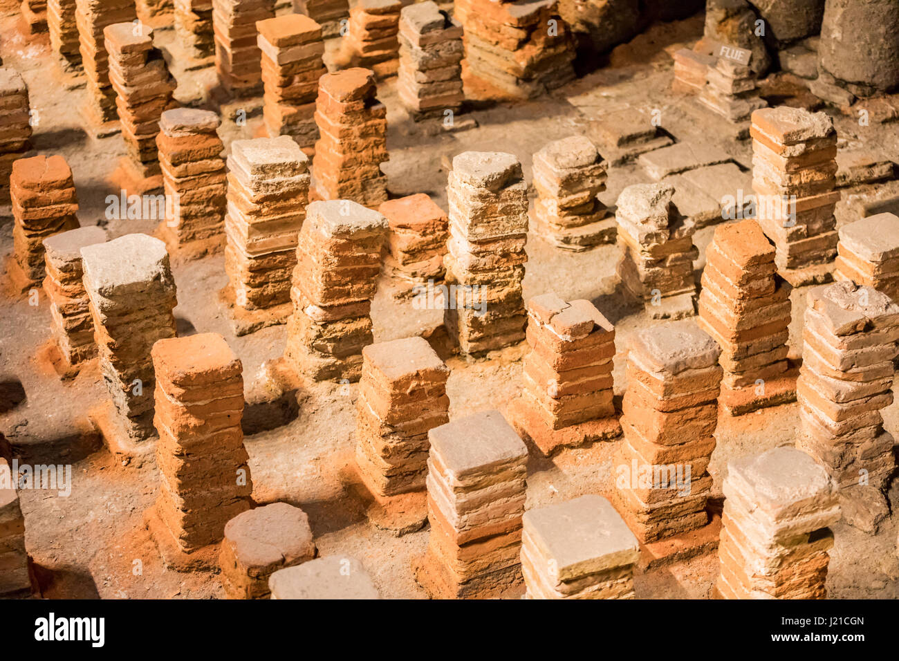 Des piles de briques en terre cuite utilisées pour soutenir un plancher dans le bains romains de Bath, Angleterre Royaume-uni Banque D'Images