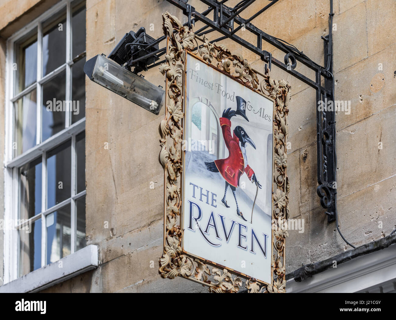 Une enseigne de pub peintes à la main pour le bar Le Corbeau à Londres, Angleterre, RU Banque D'Images